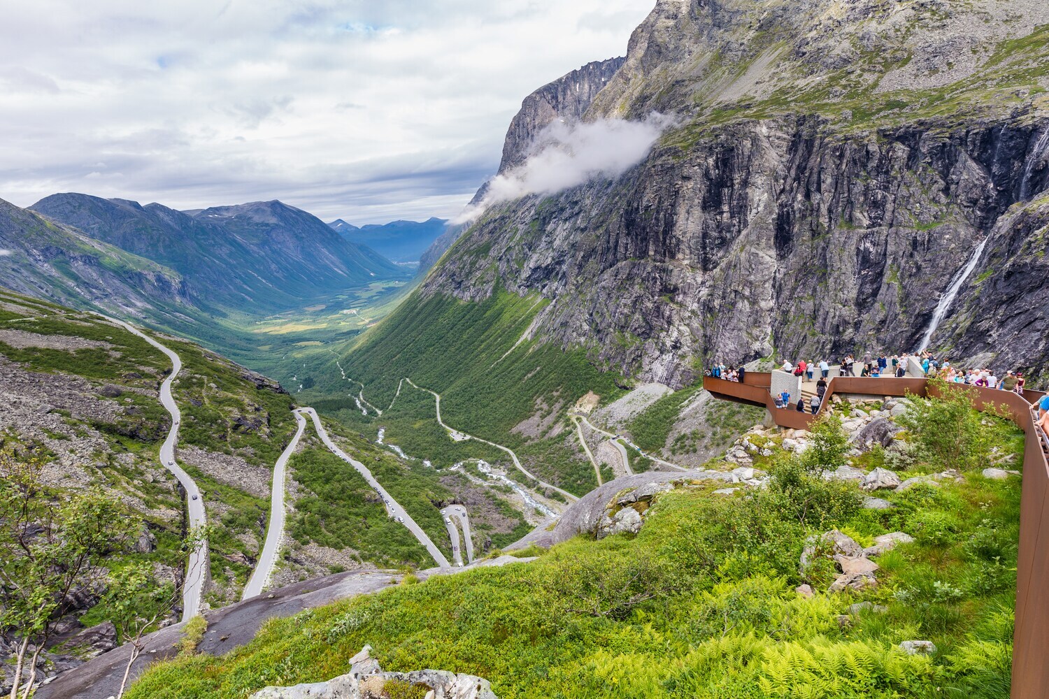 Blick von der Aussichtsplattform auf den Trollstigen