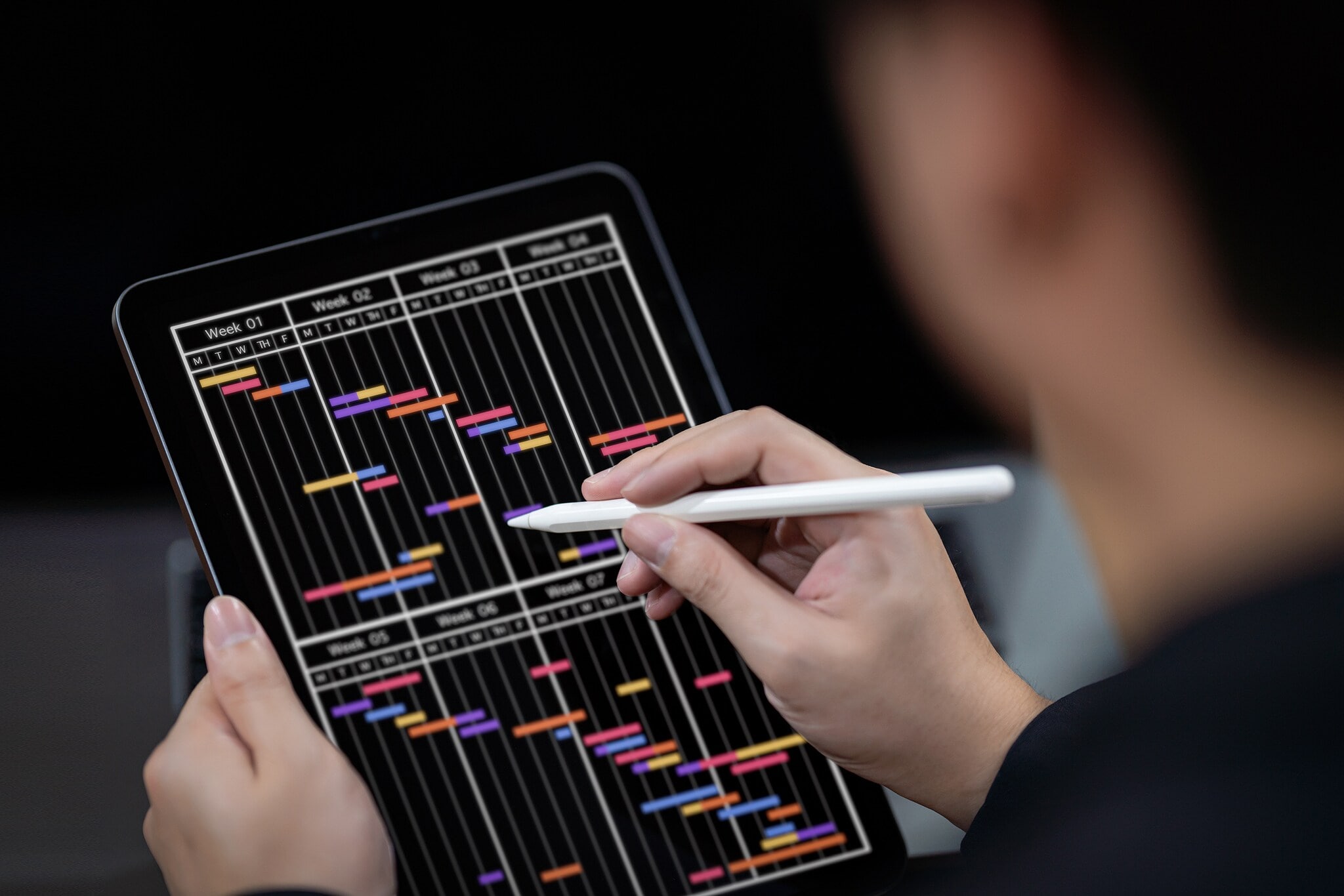 Virtuelles Sekretariat für dein Business: mehr Flexibilität, weniger Stress Ein Mann arbeitet in einem Planungstool auf dem Tablet.