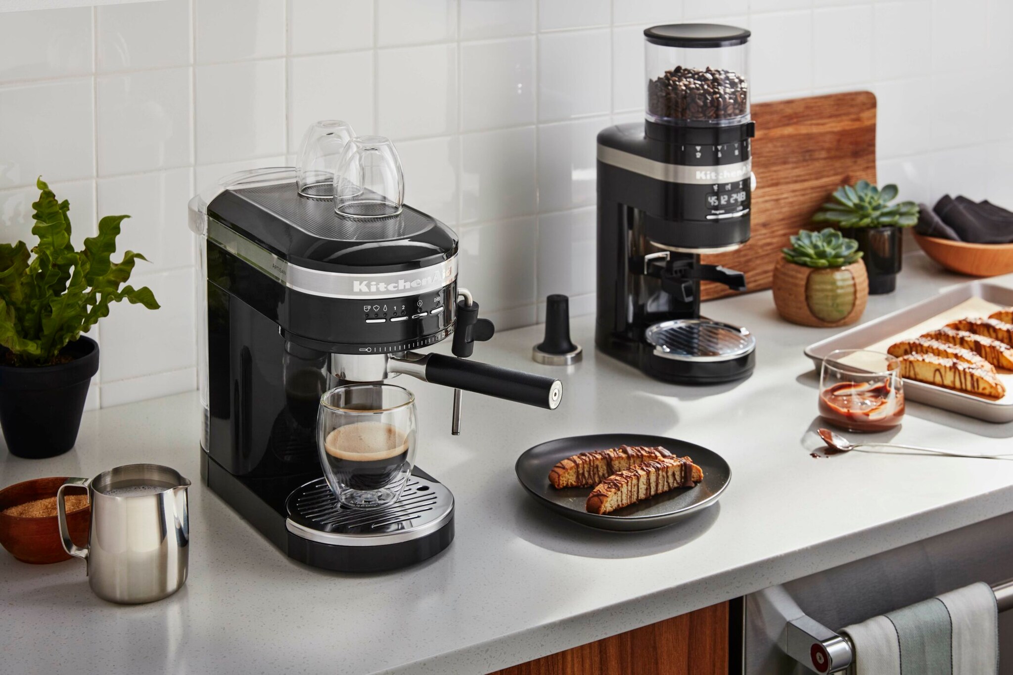 Ambient-Bild der KitchenAid Artisan Espressomaschine in schwarz
