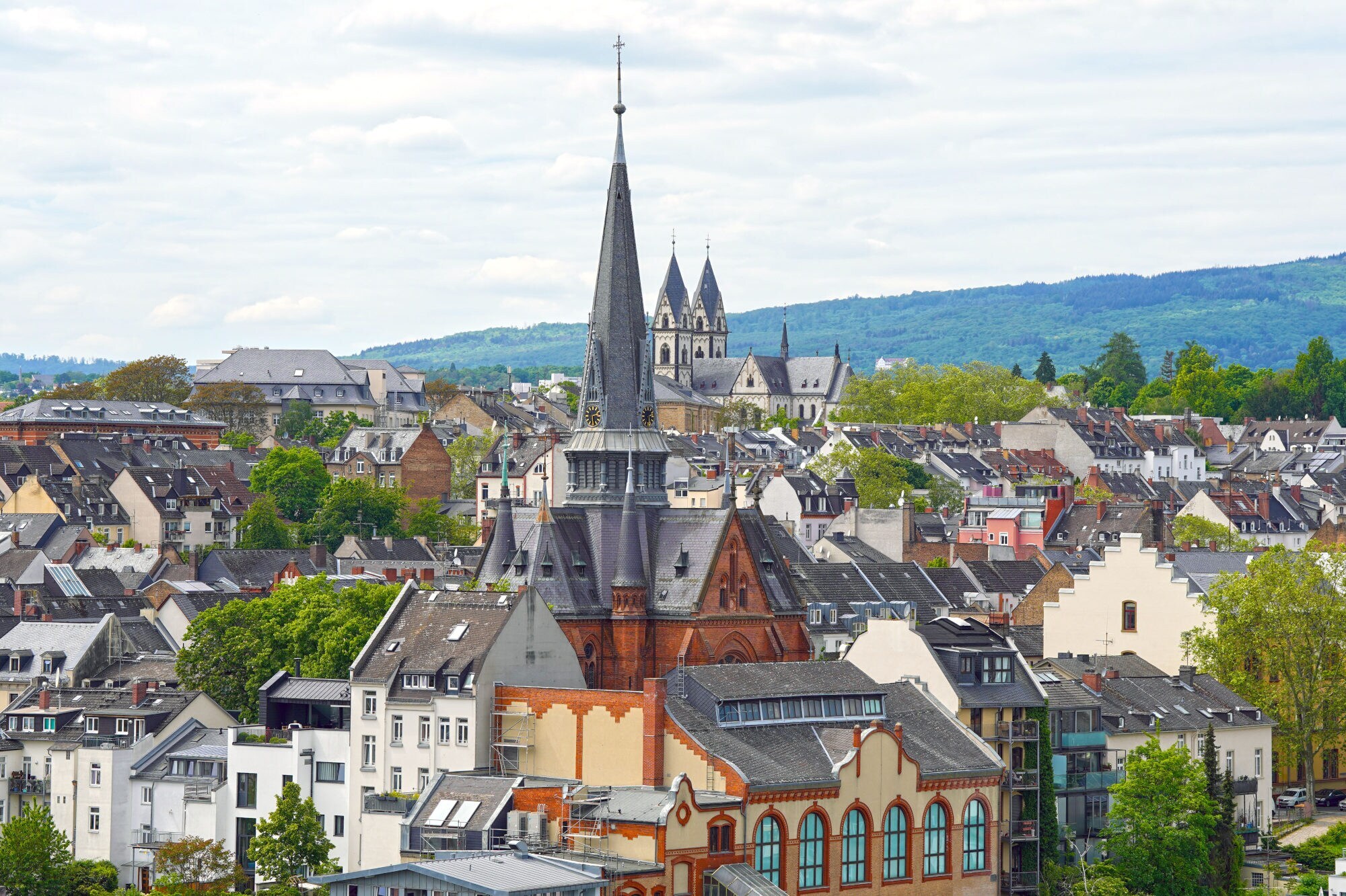 Blick auf das Wiesbadener Bergkirchenviertel mit zwei zentralen Kirchen sowie vielen Häusern. Blick auf das Wiesbadener Bergkirchenviertel mit zwei zentralen Kirchen sowie vielen Häusern.