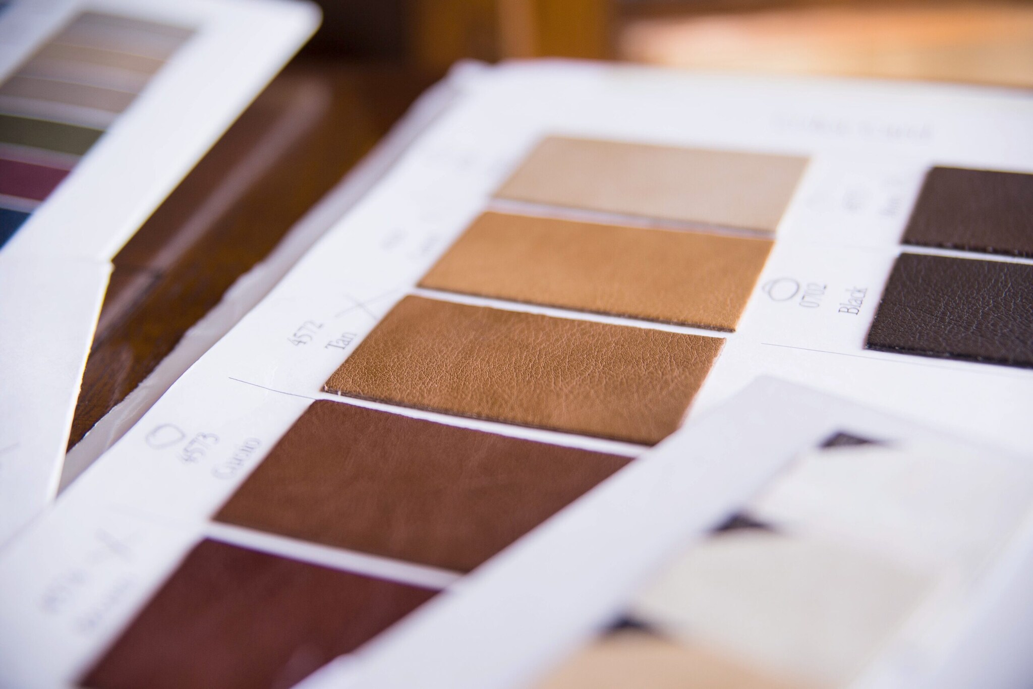 Close-up einer Mappe mit verschiedenen Leder-Mustern