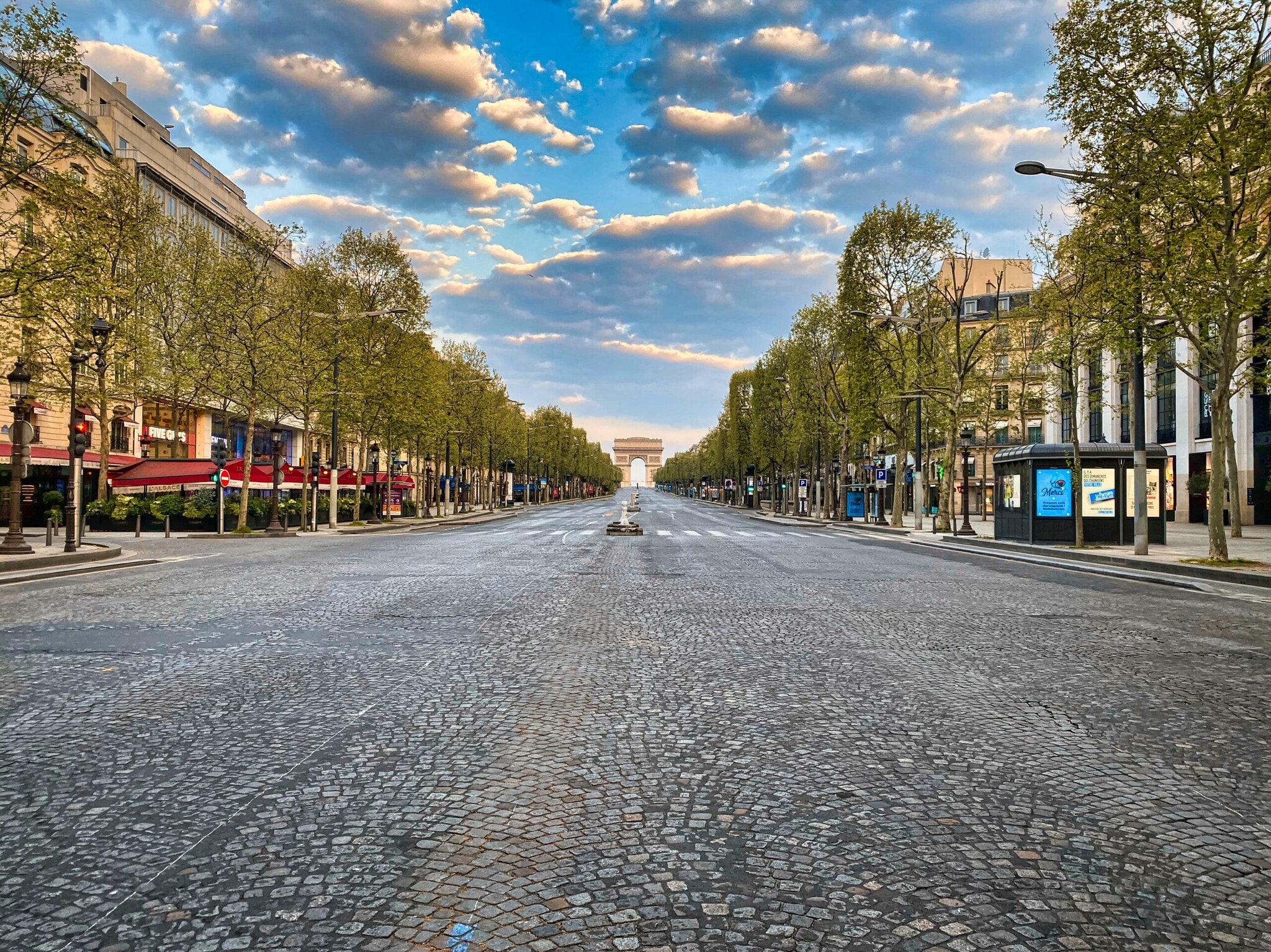 Die leeren Champs-Élysées mit dem Arc de Triomphe Die leeren Champs-Élysées mit dem Arc de Triomphe