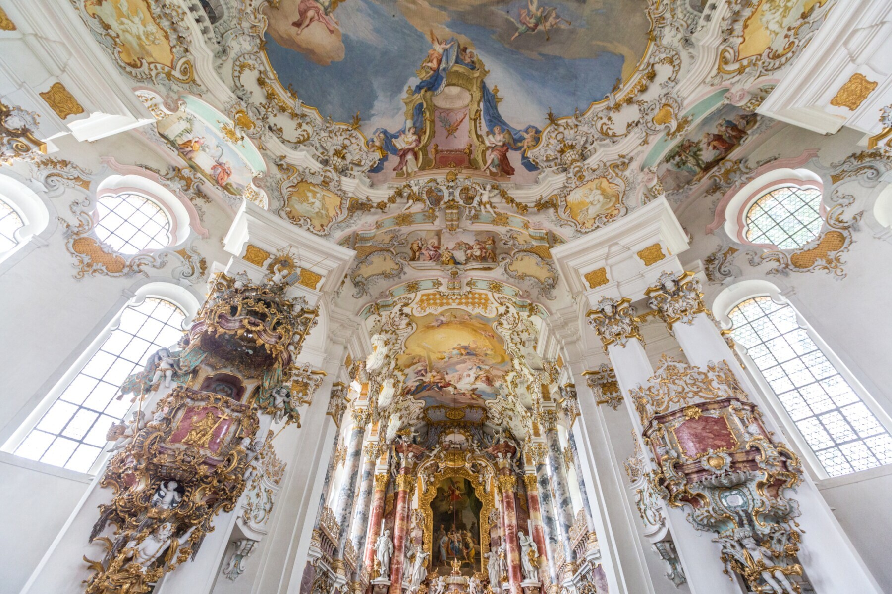 Prunkvoller Innenraum mit Fresken und Gold in der katholischen Wieskirche
