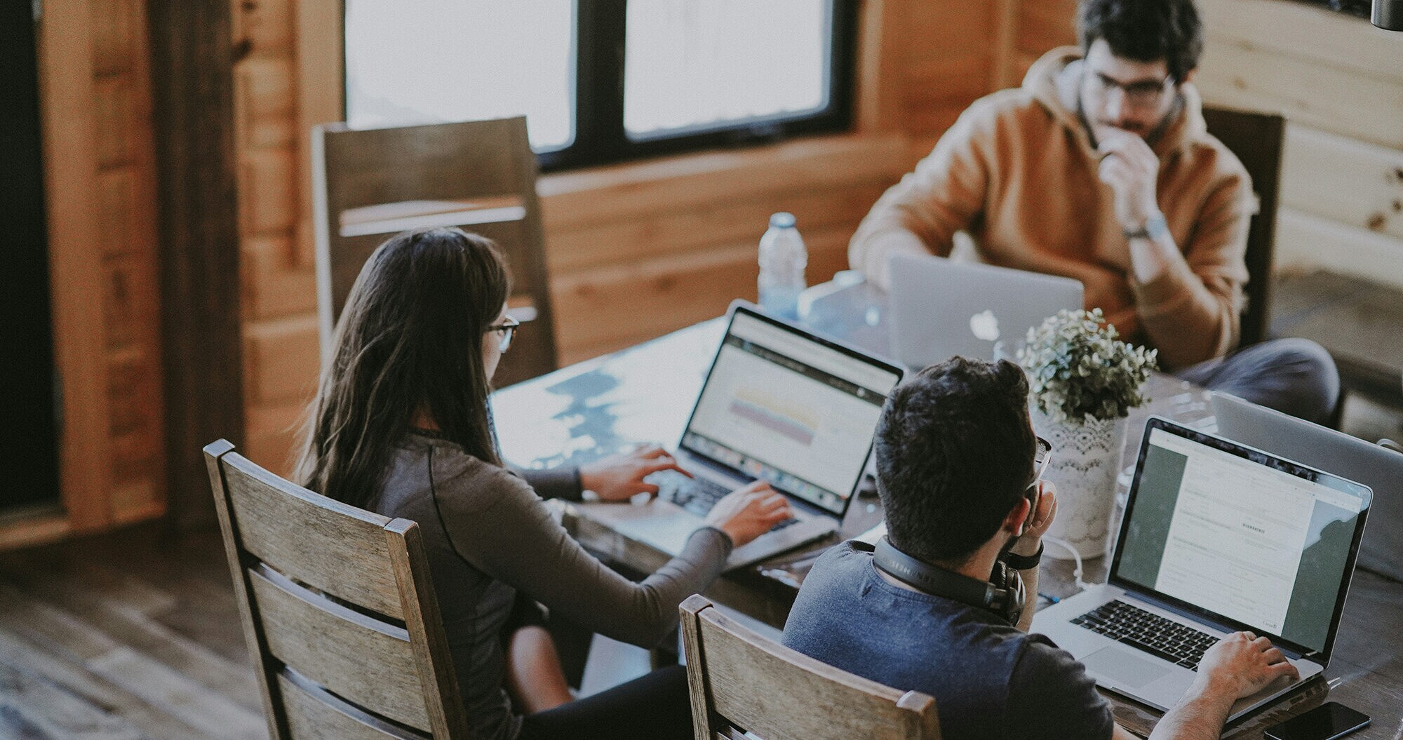 Immobilien-Insights: Die Top 4 FAQs für Geschäftsräume Ein junges Team arbeitet gemeinsam am Konferenztisch.