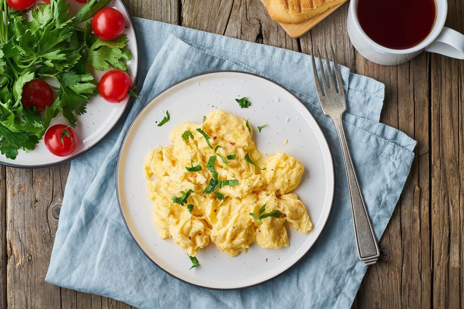 Ein Teller mit Rührei