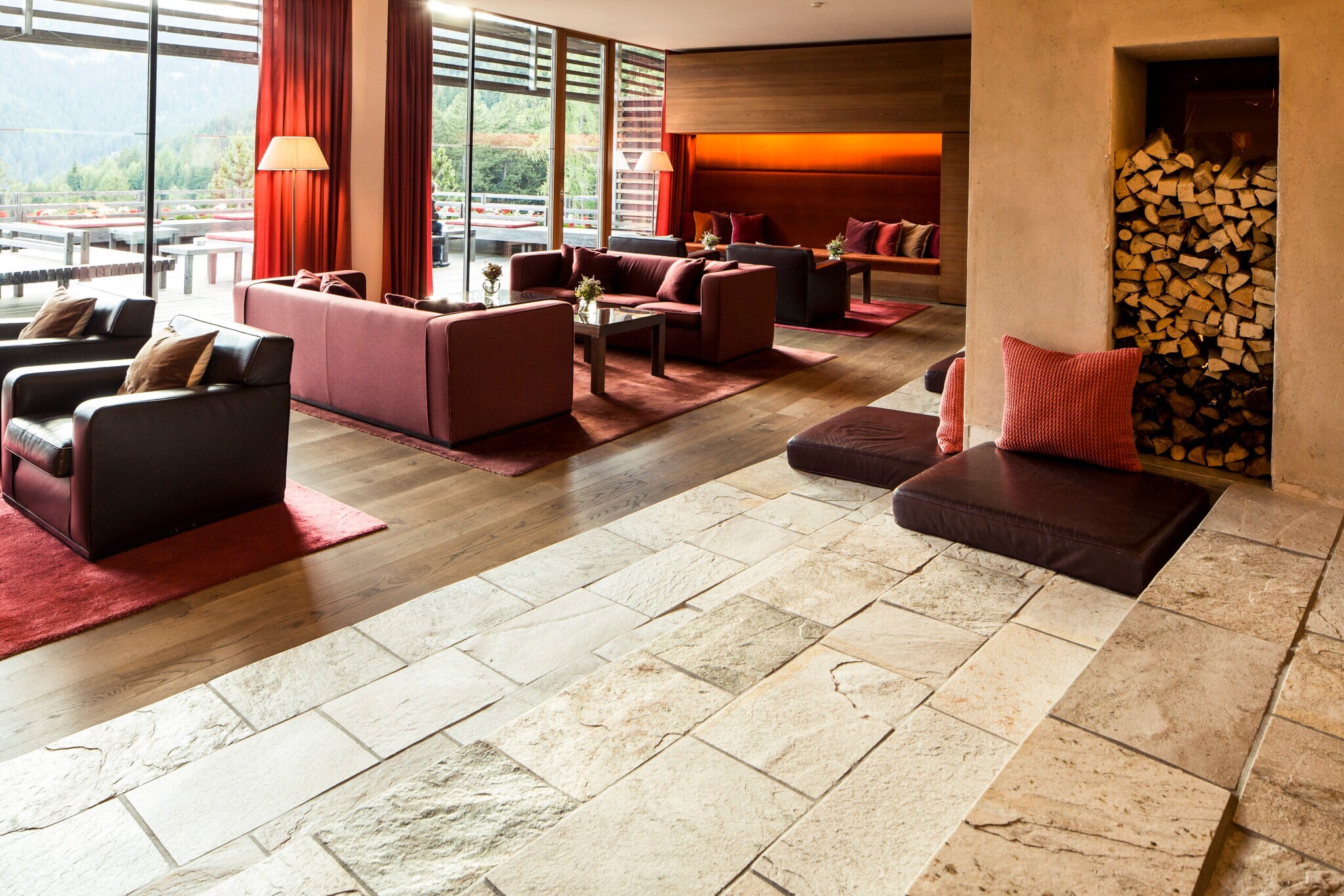 Innenansicht einer Hotellounge mit Sofas und Sitzecken