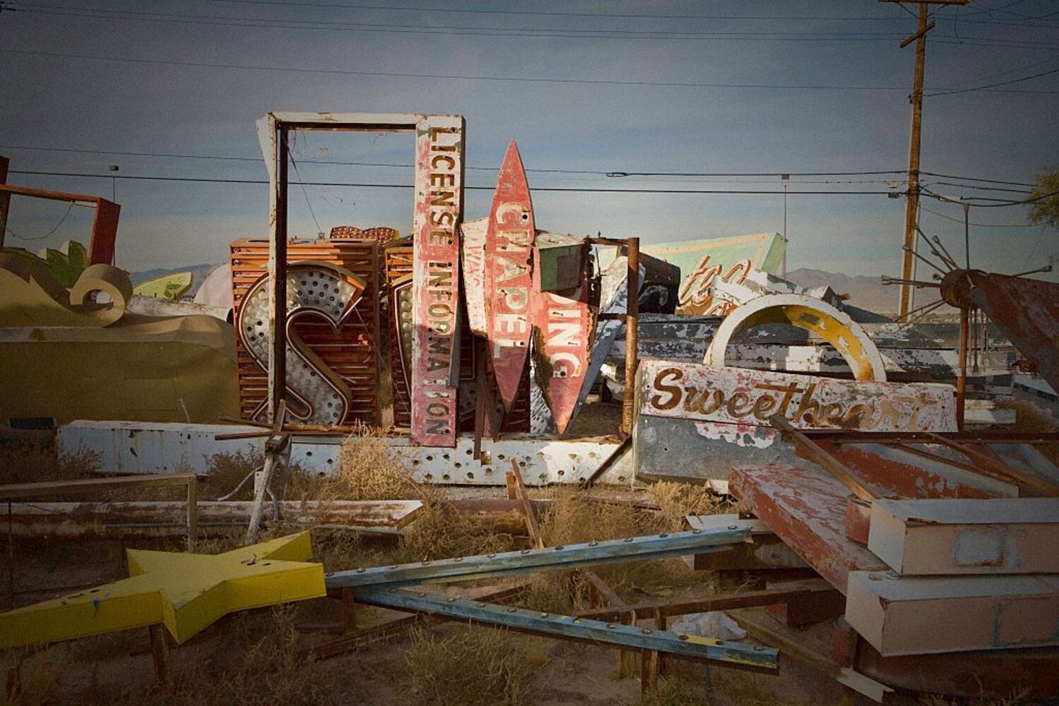 Alte Werbetafeln auf einem Industriegelände