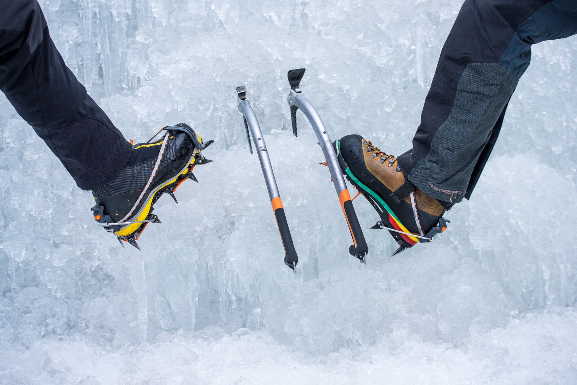 Steigeisen mit Kipphebel-Bindung, Eispickel mit gekrümmtem Schaft