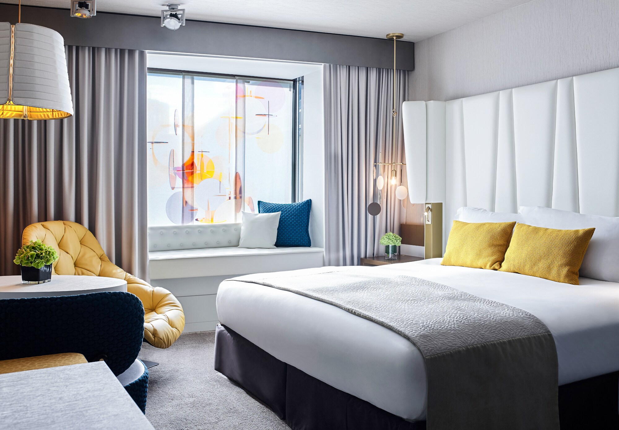 Stylisch eingerichtet Hotelzimmer mit gelben Accessoires Stylisch eingerichtet Hotelzimmer mit gelben Accessoires