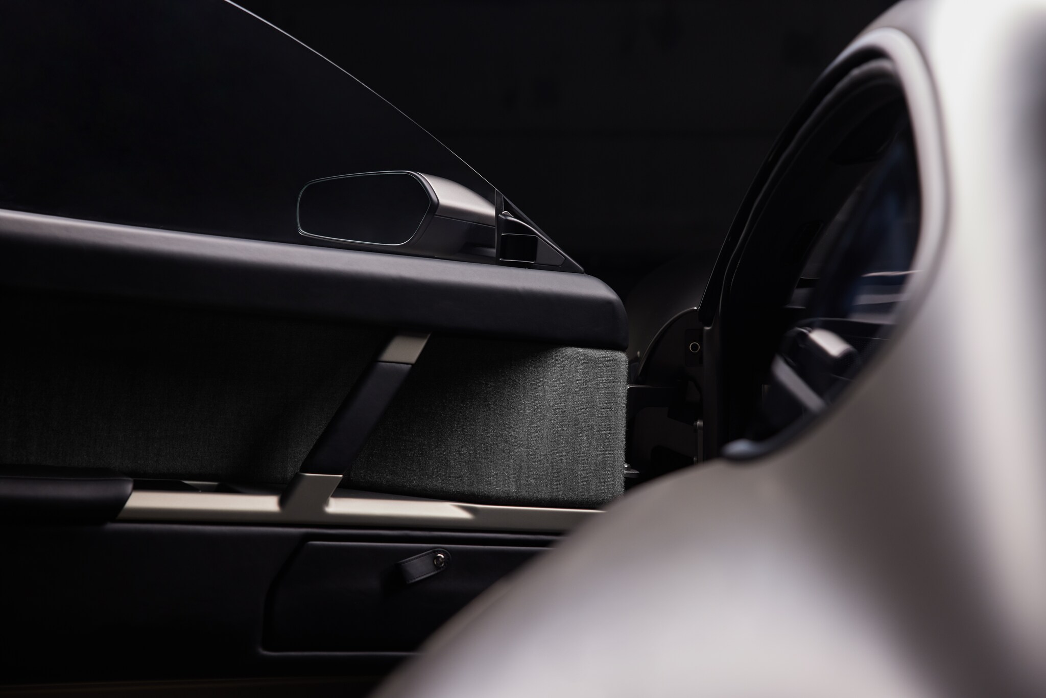 Blick in die geöffnete Tür eines Piëch Mark Zero