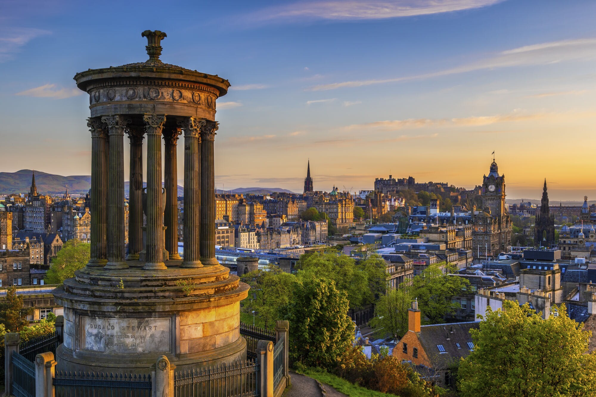 Blick von der Erhebung Calton Hill auf Edinburgh.