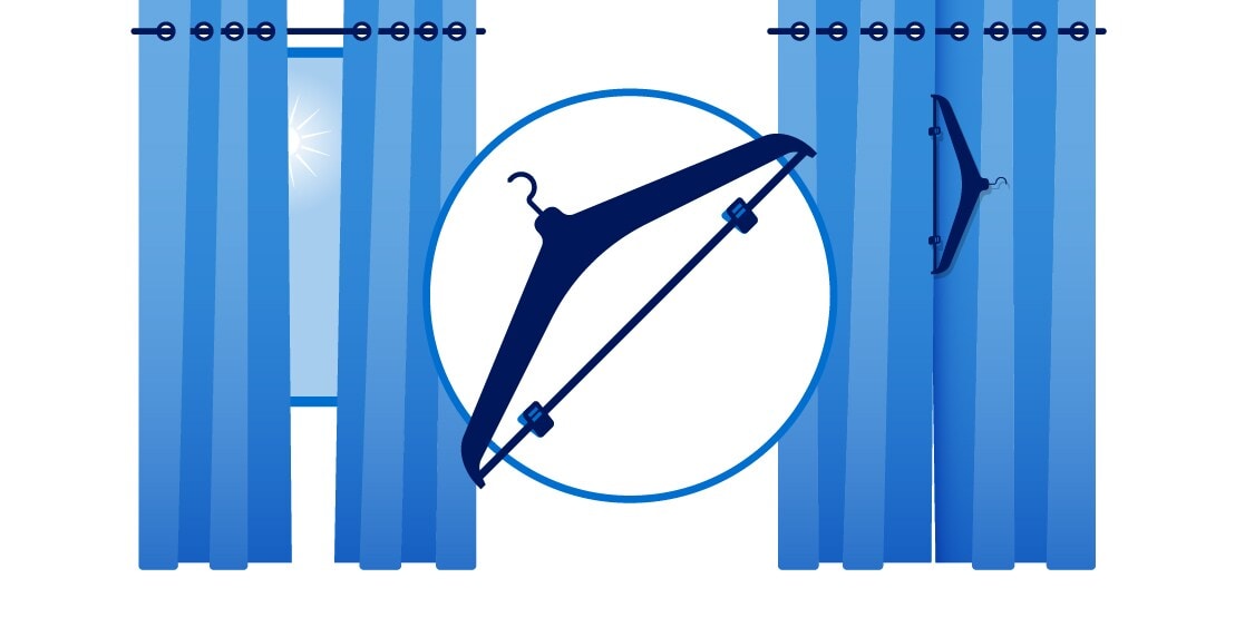 Hotelhacks: Diese 5 Tricks verschaffen dir mehr Komfort Die Illustration eines Vorhangs, der durch einen Hosenbügel lichtdicht gemacht wurde.