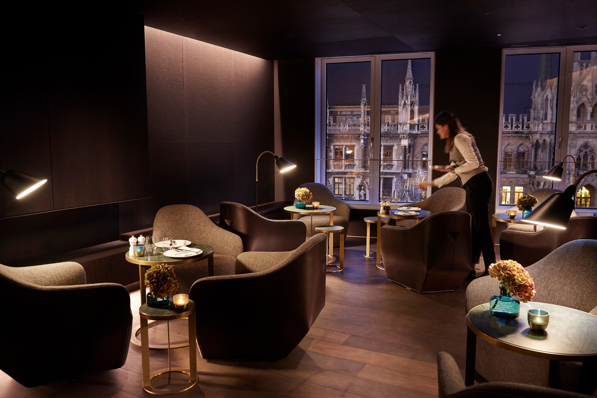 Die Weinbar des Boutiquehotels, in ruhigen Naturtönen gehalten, mit Blick auf den Marienplatz Die Weinbar des Boutiquehotels, in ruhigen Naturtönen gehalten, mit Blick auf den Marienplatz