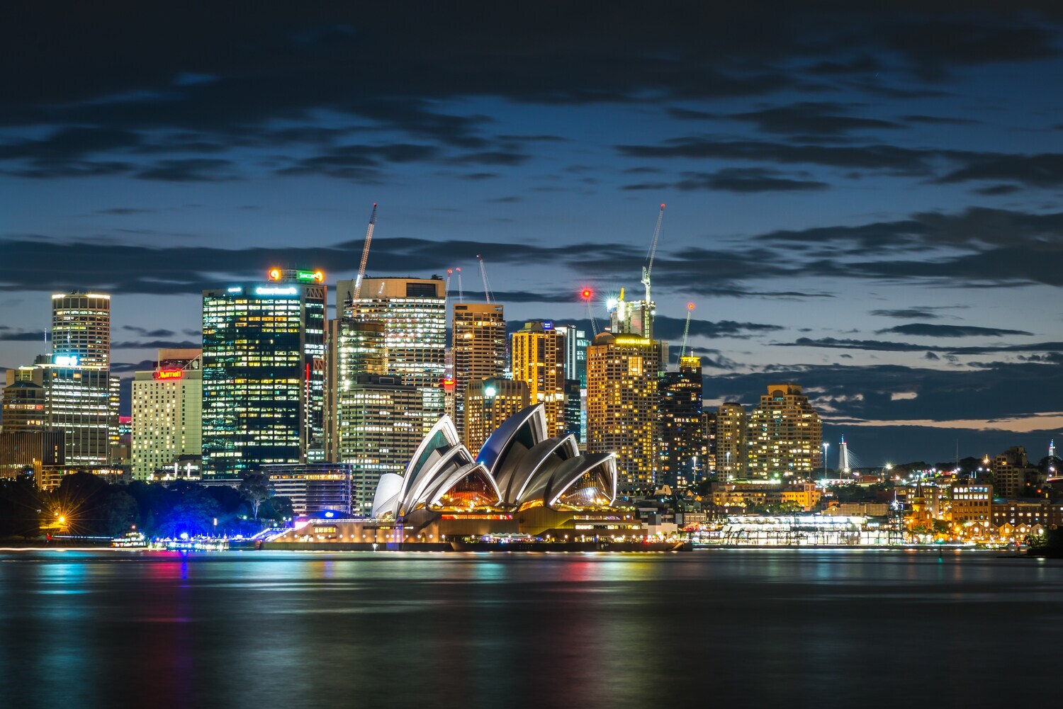 Das Sydney Opera House vor der nächtlichen Skyline