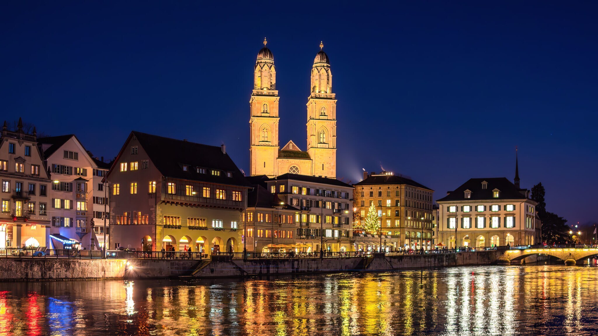 Grossmünster in Zürich bei Nacht und beleuchtet mit Häusern im Vordergrund. Grossmünster in Zürich bei Nacht und beleuchtet mit Häusern im Vordergrund.