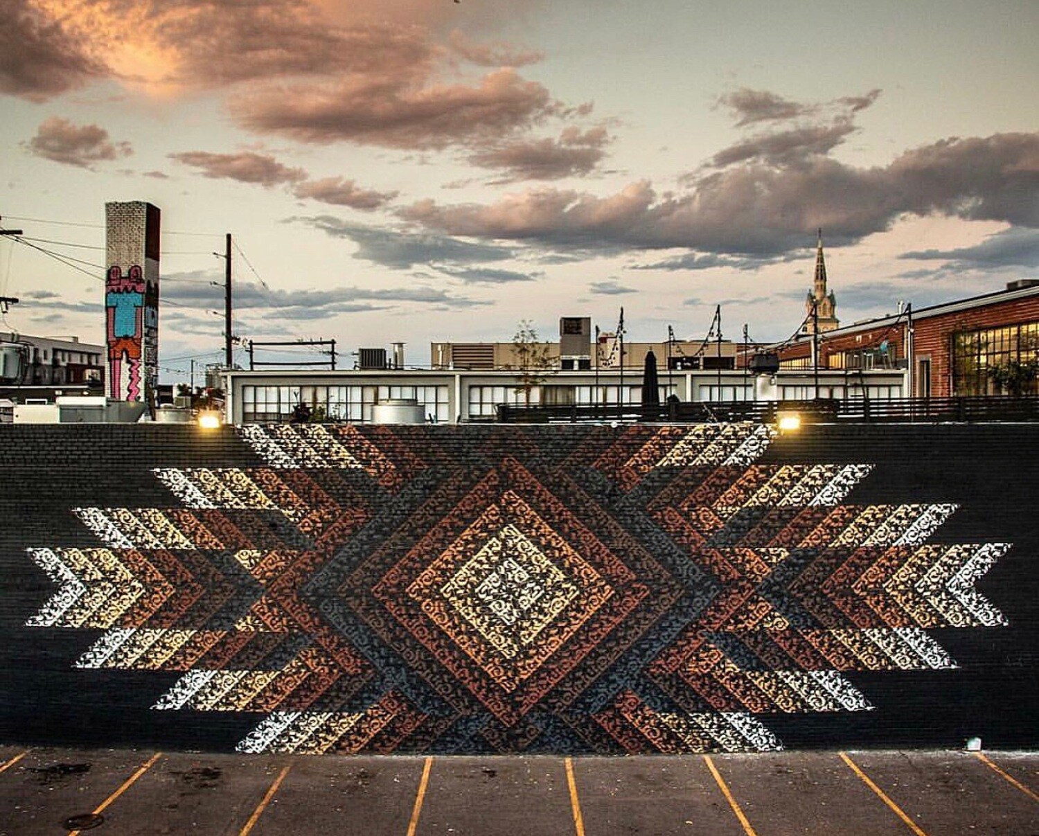 Ein Mantradala des Künstlers Cryptik aus symmetrisch angeordneten Schriftzeichen anlässlich des Crush Festivals in Denver. Ein Mantradala des Künstlers Cryptik aus symmetrisch angeordneten Schriftzeichen anlässlich des Crush Festivals in Denver.