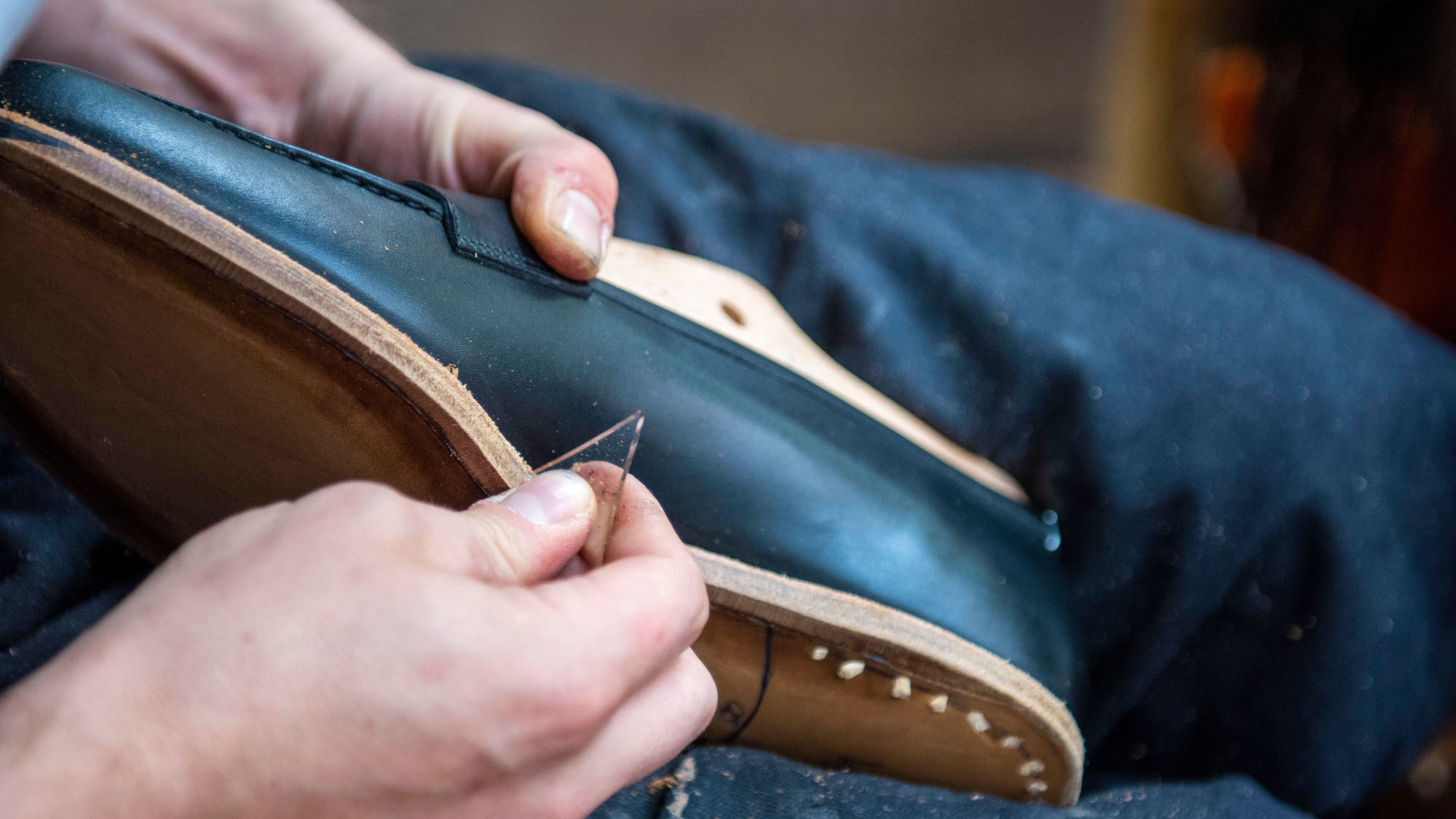 Schuhmacher in Hamburg näht Maßschuhe Schuhmacher in Hamburg näht Maßschuhe