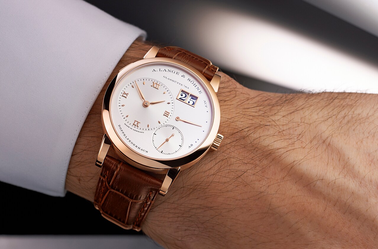 Ein Arm mit einer Uhr am Handgelenk Ein Arm mit einer Uhr am Handgelenk