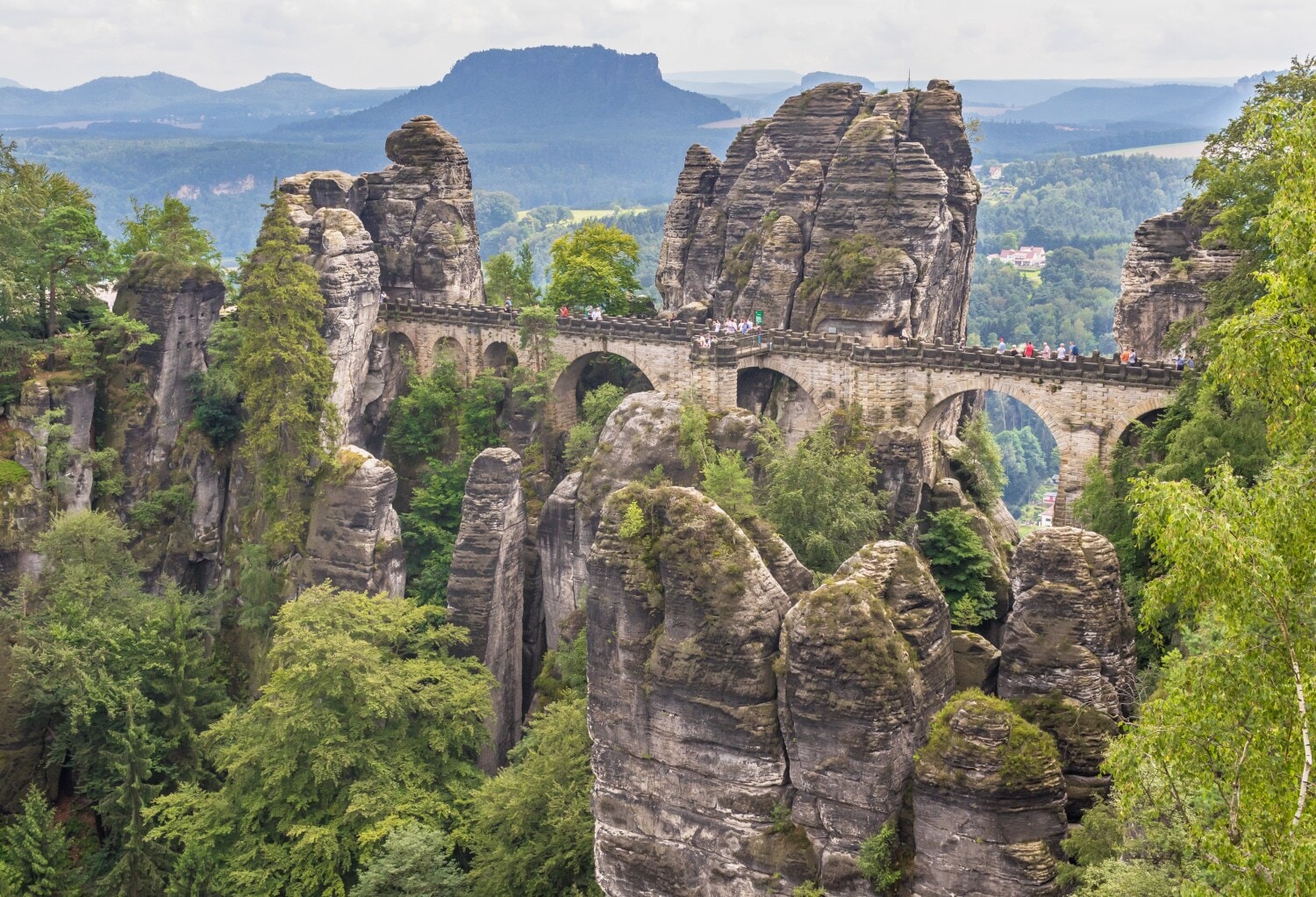 Eine alte Brücke zwischen hoch aufragenden Felsnadeln Eine alte Brücke zwischen hoch aufragenden Felsnadeln