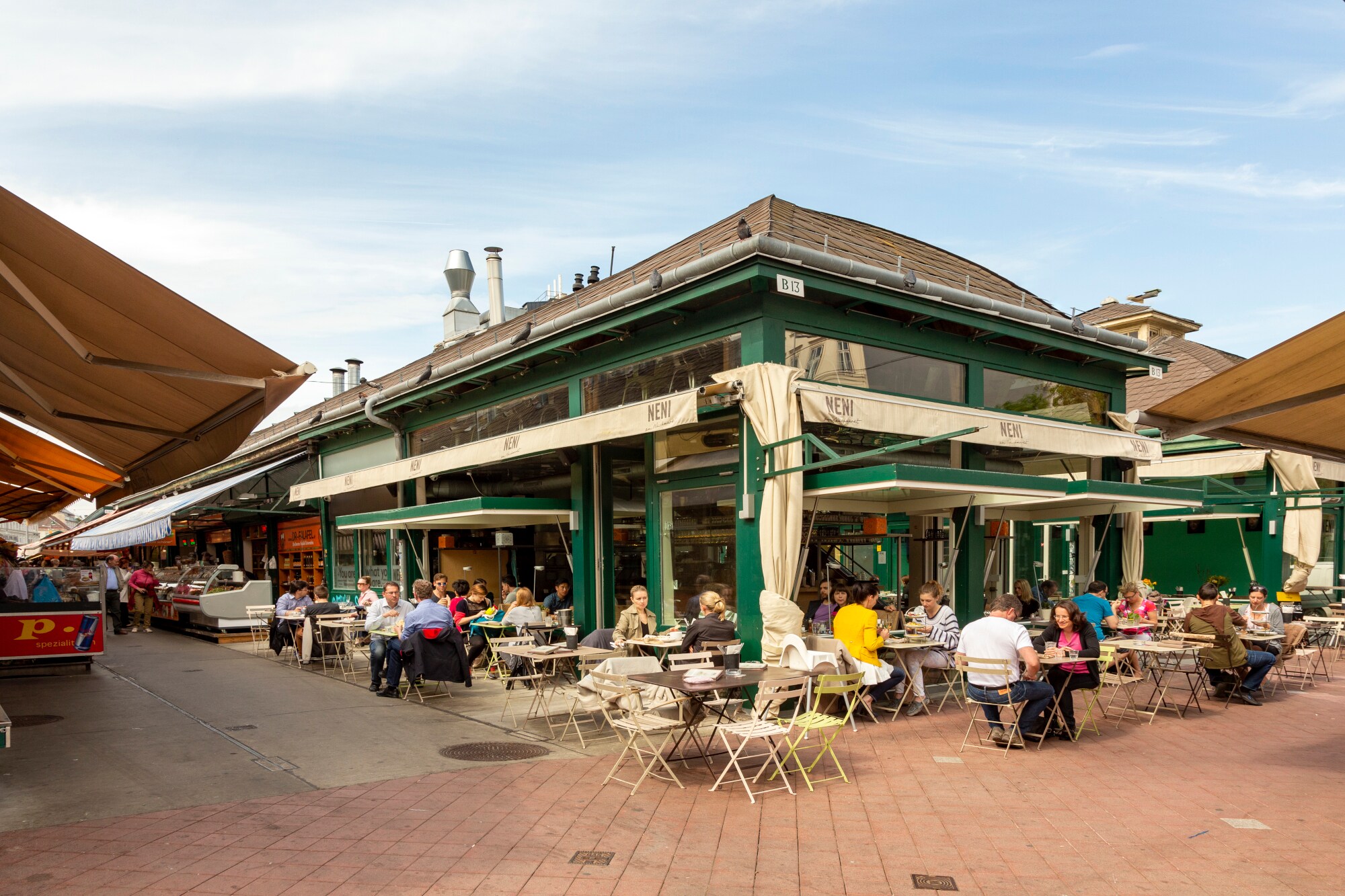 Restaurant mit Außengastronomie auf dem Naschmarkt in Wien. Restaurant mit Außengastronomie auf dem Naschmarkt in Wien.
