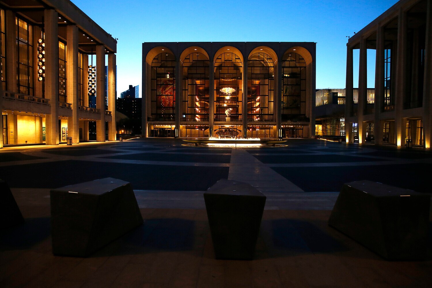 Das Metropolitan Opera House in New York am Abend