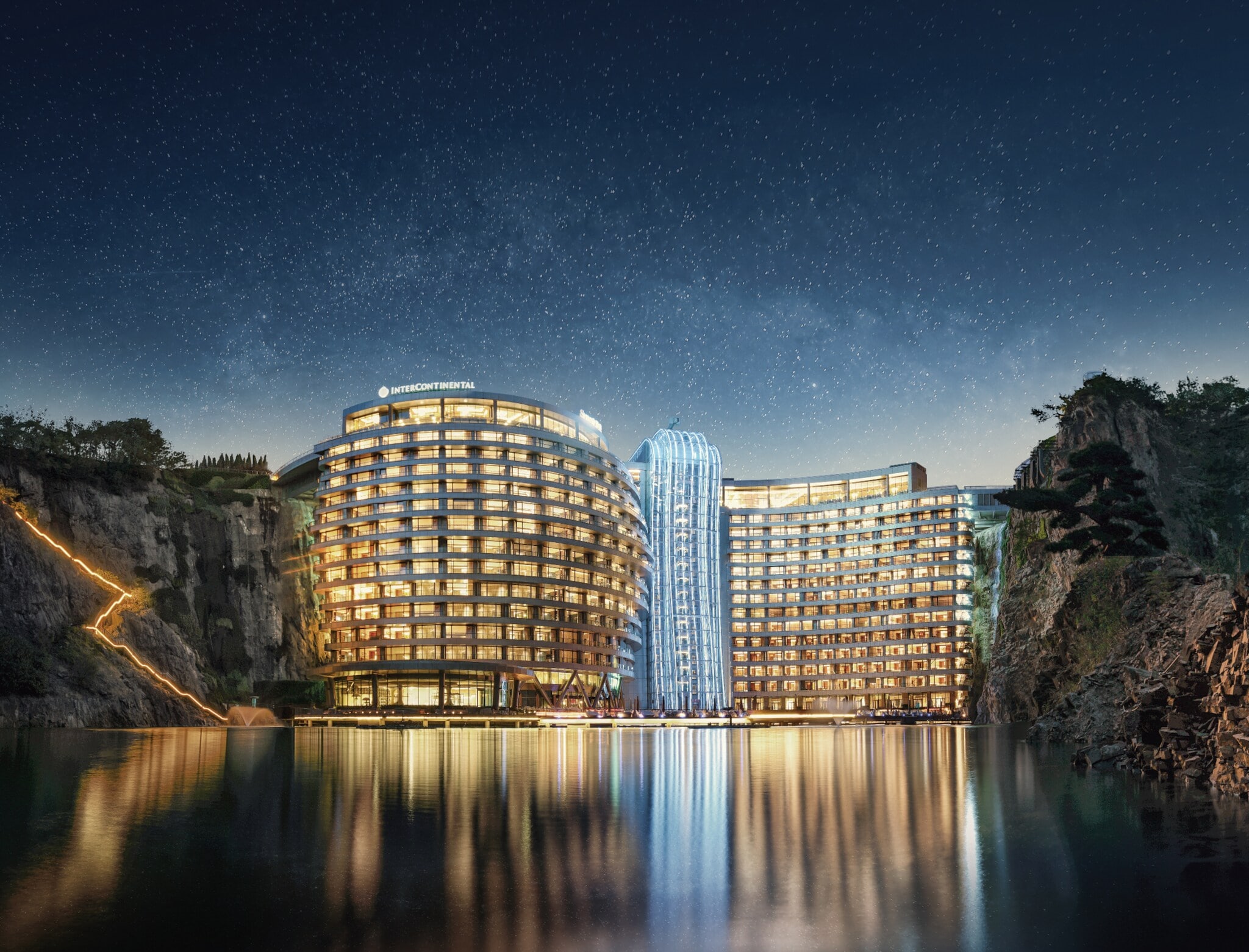Blick auf das erleuchtete futuristische und zwischen steilen Felsen eines Steinbruchs gelegene InterContinental Shanghai Wonderland. Blick auf das erleuchtete futuristische und zwischen steilen Felsen eines Steinbruchs gelegene InterContinental Shanghai Wonderland.