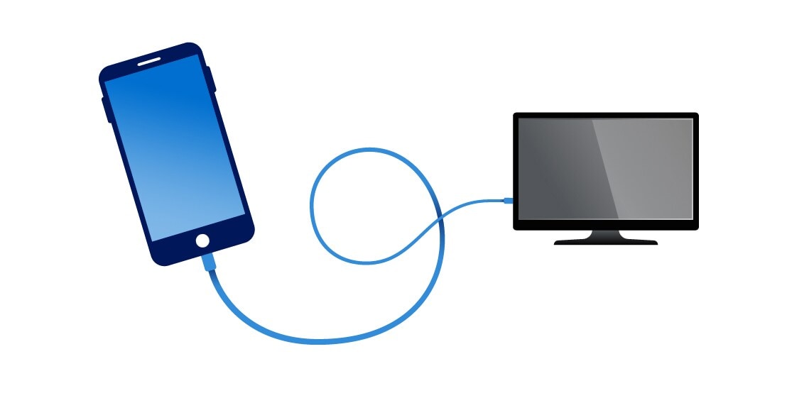 Hotelhacks: Diese 5 Tricks verschaffen dir mehr Komfort Die Illustration eines Handys, das an einem Fernseher aufgeladen wird.