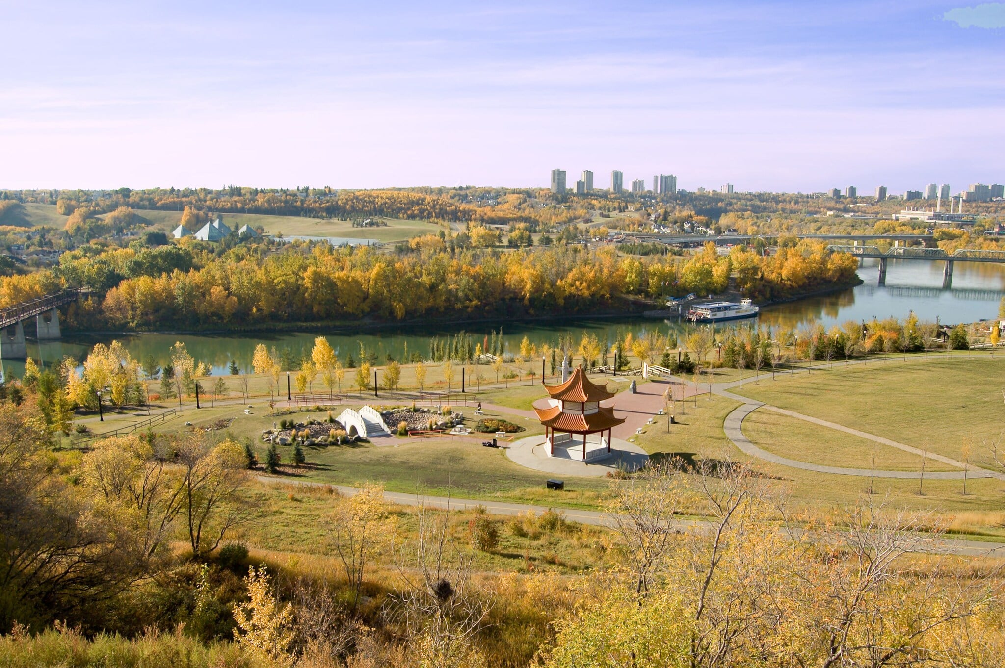 Malerische Herbstansicht des River Valley mit Blick auf den Asian Park. Malerische Herbstansicht des River Valley mit Blick auf den Asian Park.