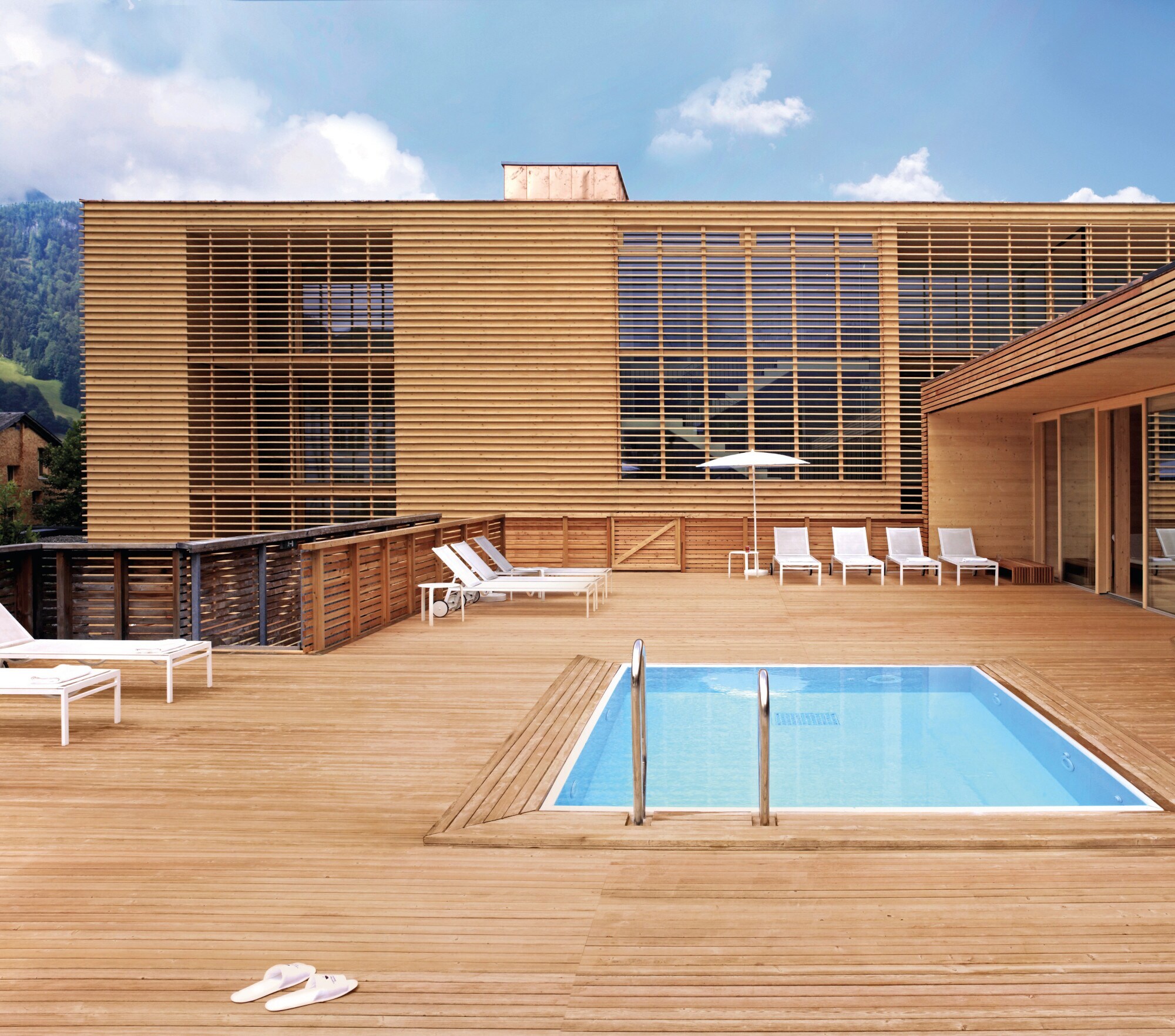 Eine Terrasse aus Holz mit Außenpool Eine Terrasse aus Holz mit Außenpool