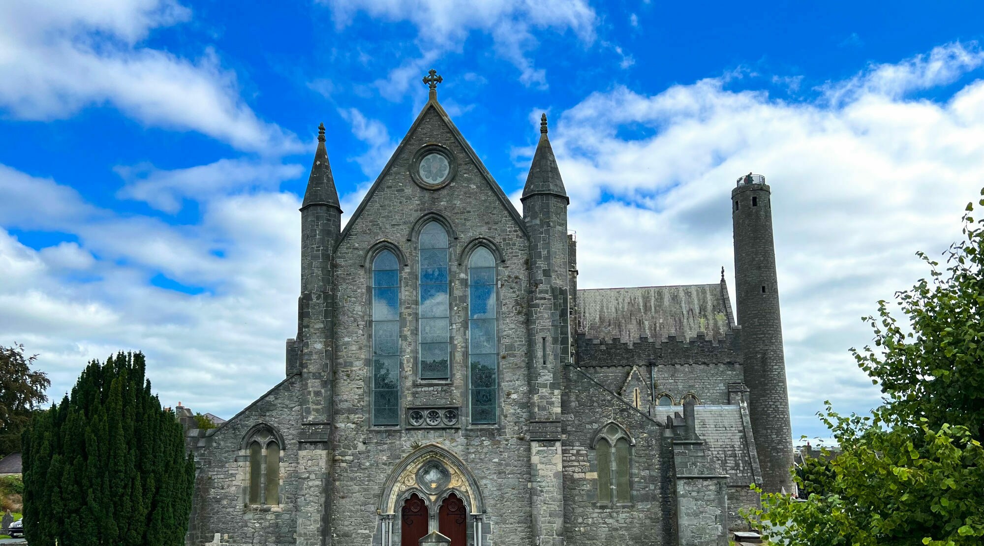 Die gotische und majestätische St Canic’s Cathedral mit ihrem Rundturm an einem leicht bewölkten Sommertag. Die gotische und majestätische St Canic’s Cathedral mit ihrem Rundturm an einem leicht bewölkten Sommertag.
