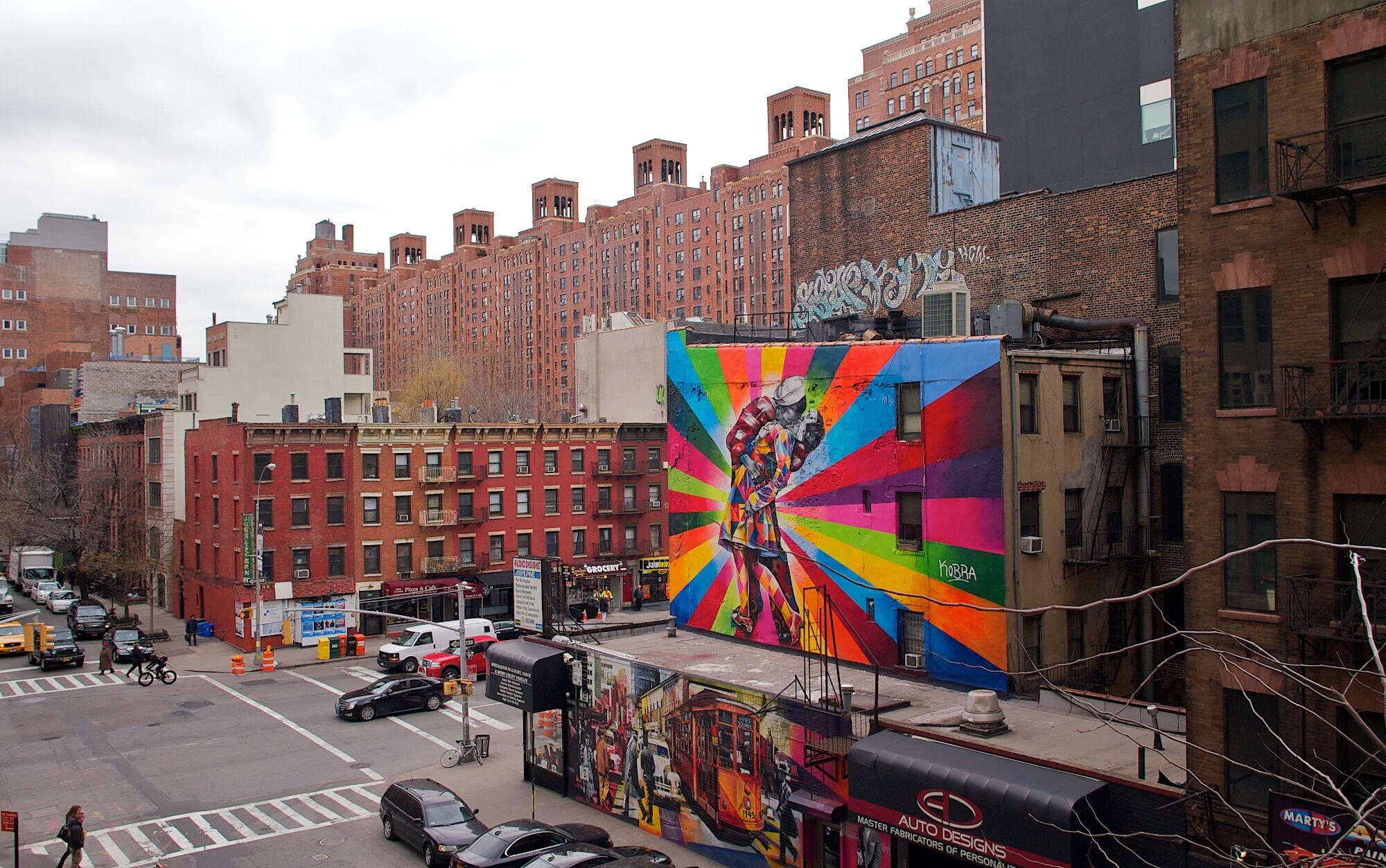 Straßenkreuzung mit Gebäuden und Graffiti in New York City