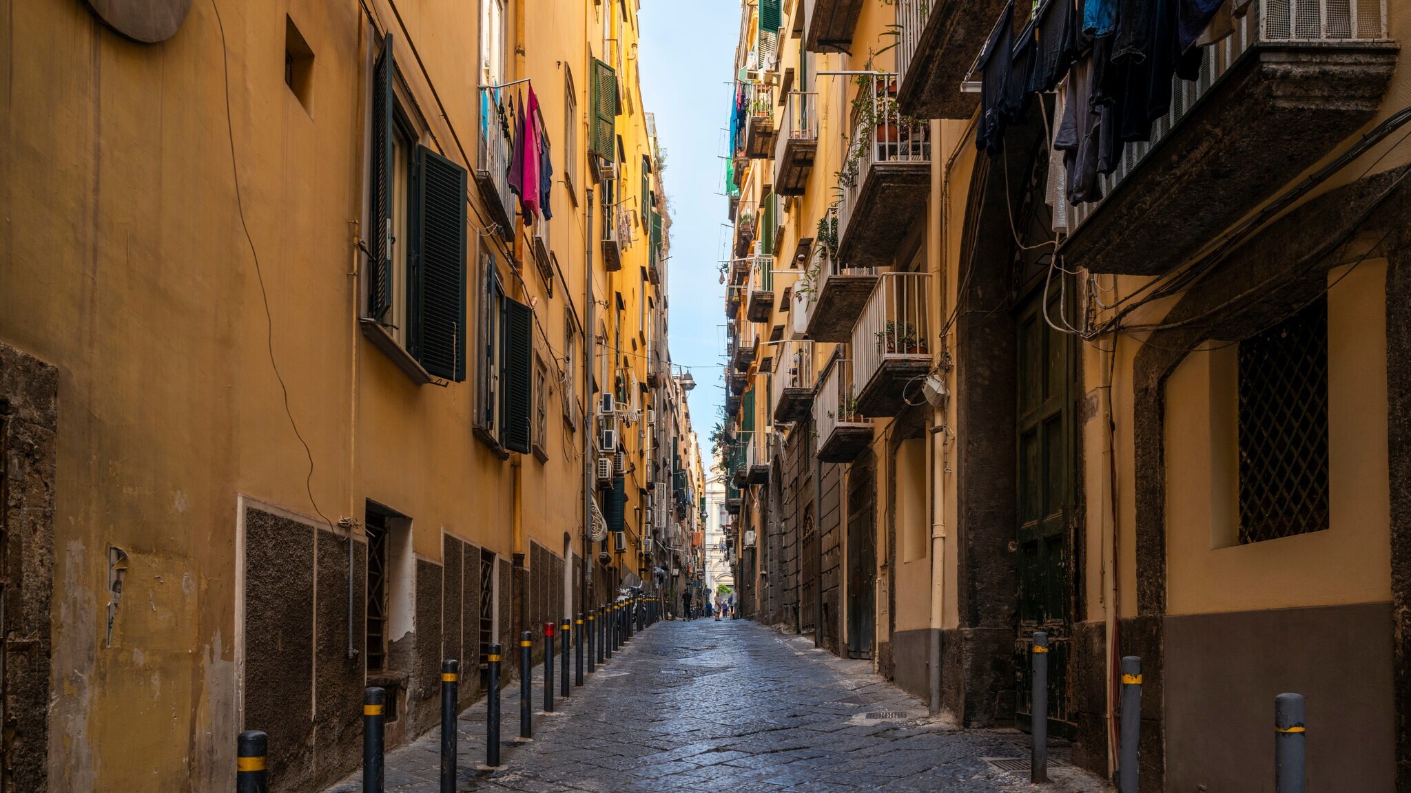 Eine enge Gasse in Napoli, Italien.