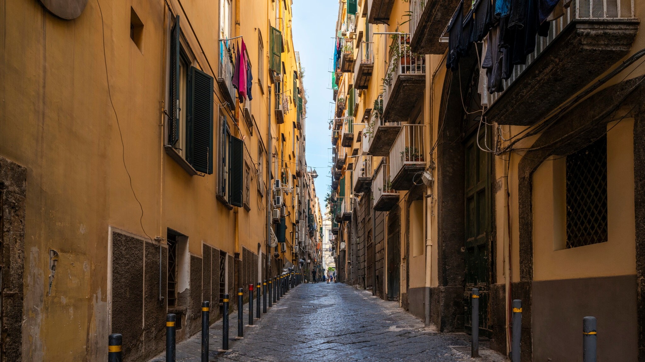 Eine enge Gasse in Napoli, Italien. Eine enge Gasse in Napoli, Italien.