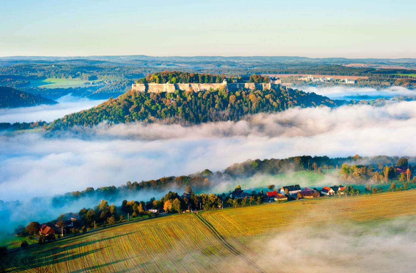 Eine Festung auf einem Berg, der von Nebelschwaden umgeben ist