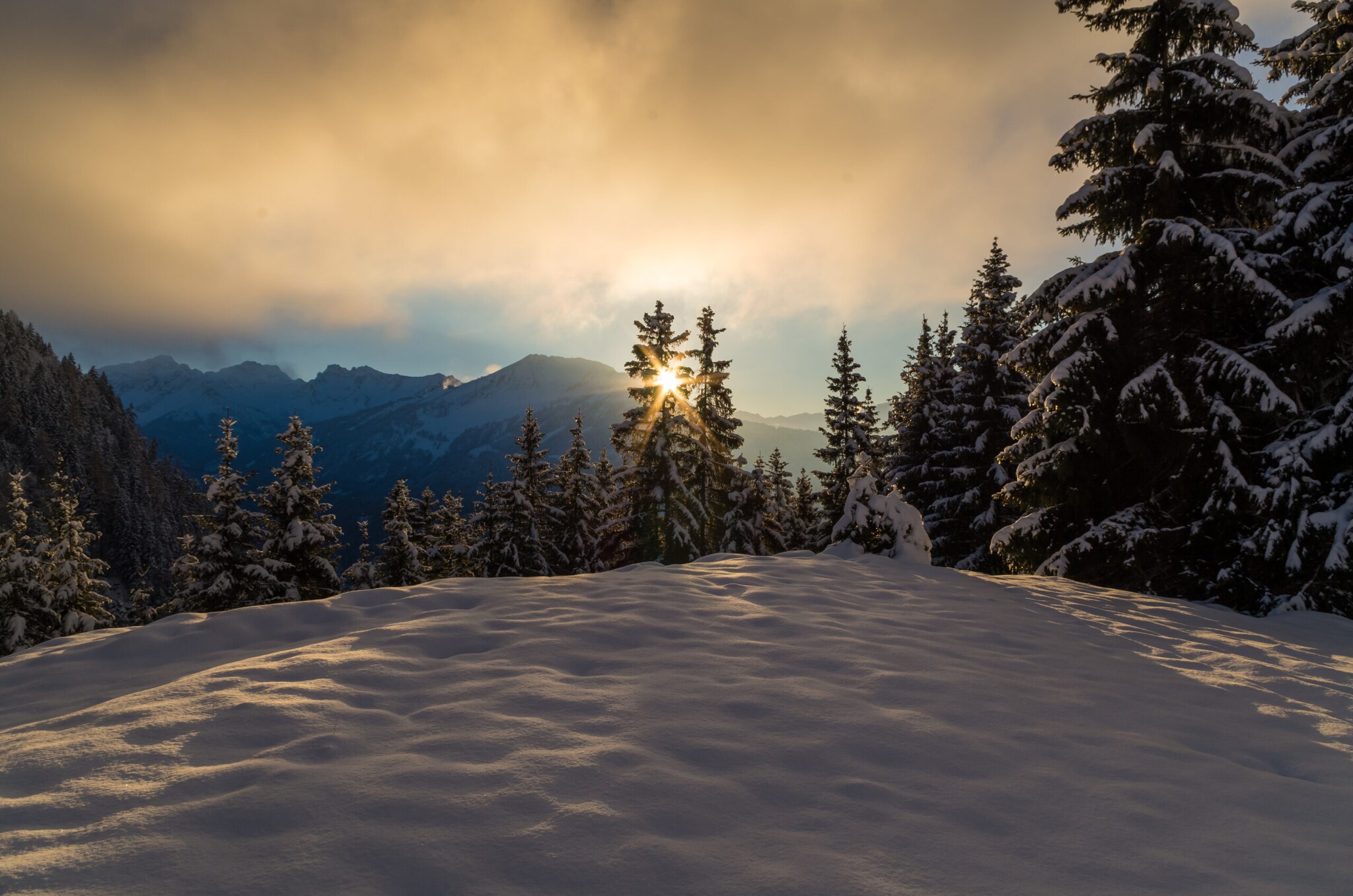 Blick auf verschneite Berge nahe Oberstdorf während des Sonnenuntergangs