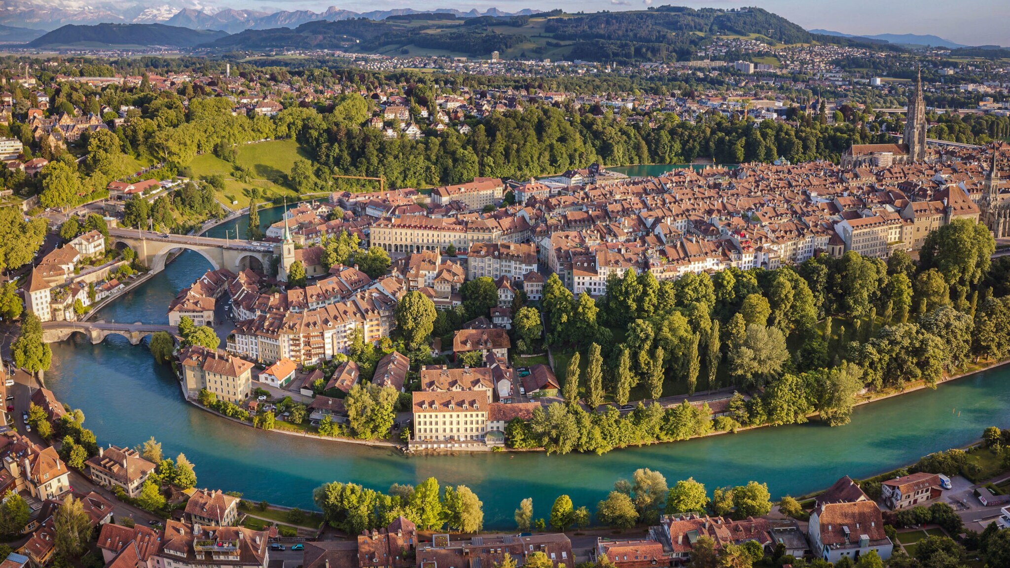 Luftaufnahme der Altstadt von Bern, die vom Fluss Aare umgeben ist. Luftaufnahme der Altstadt von Bern, die vom Fluss Aare umgeben ist.
