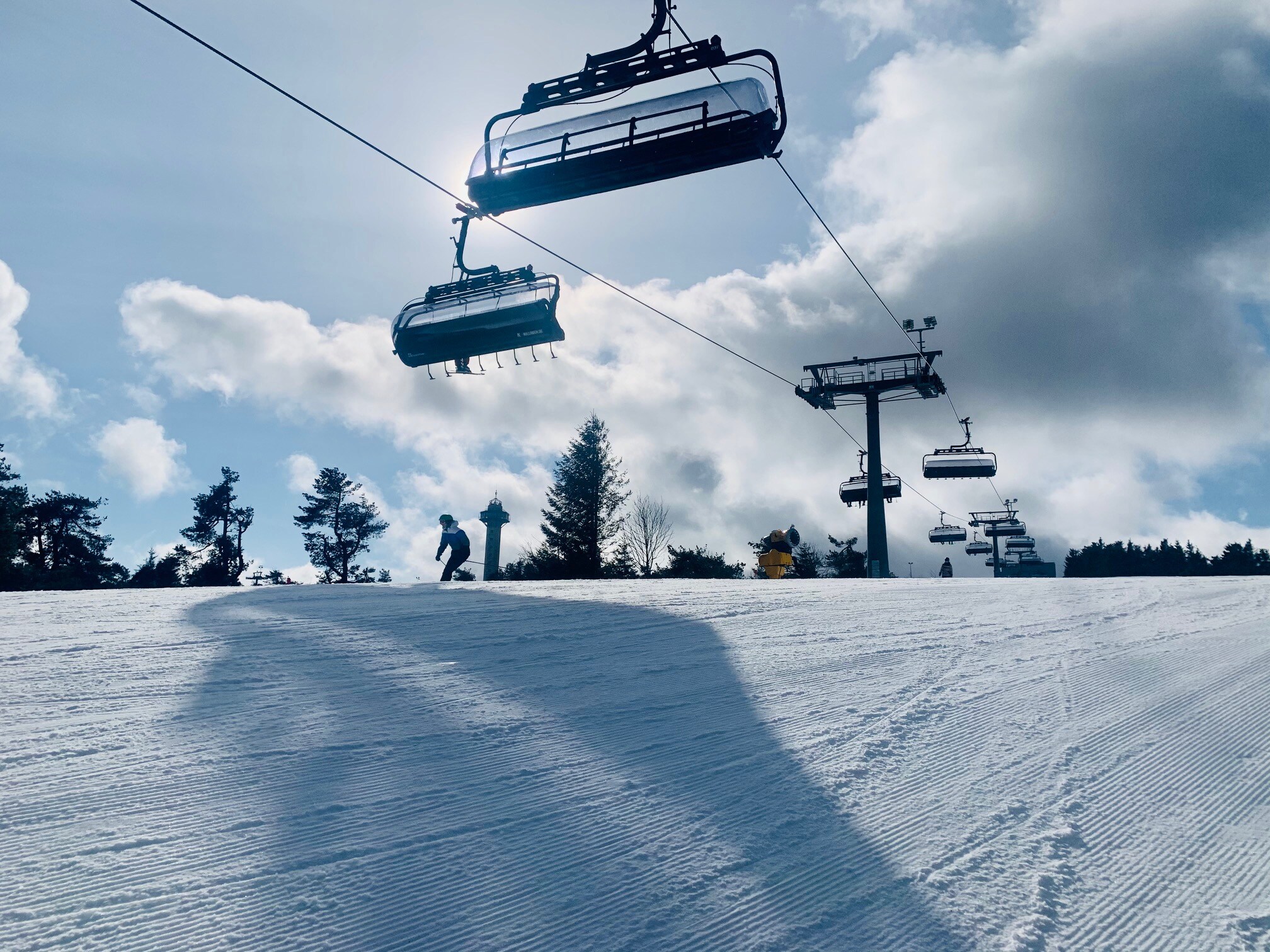 Eine verschneite Piste im Sauerland mit einer 8er-Gondel-Seilbahn