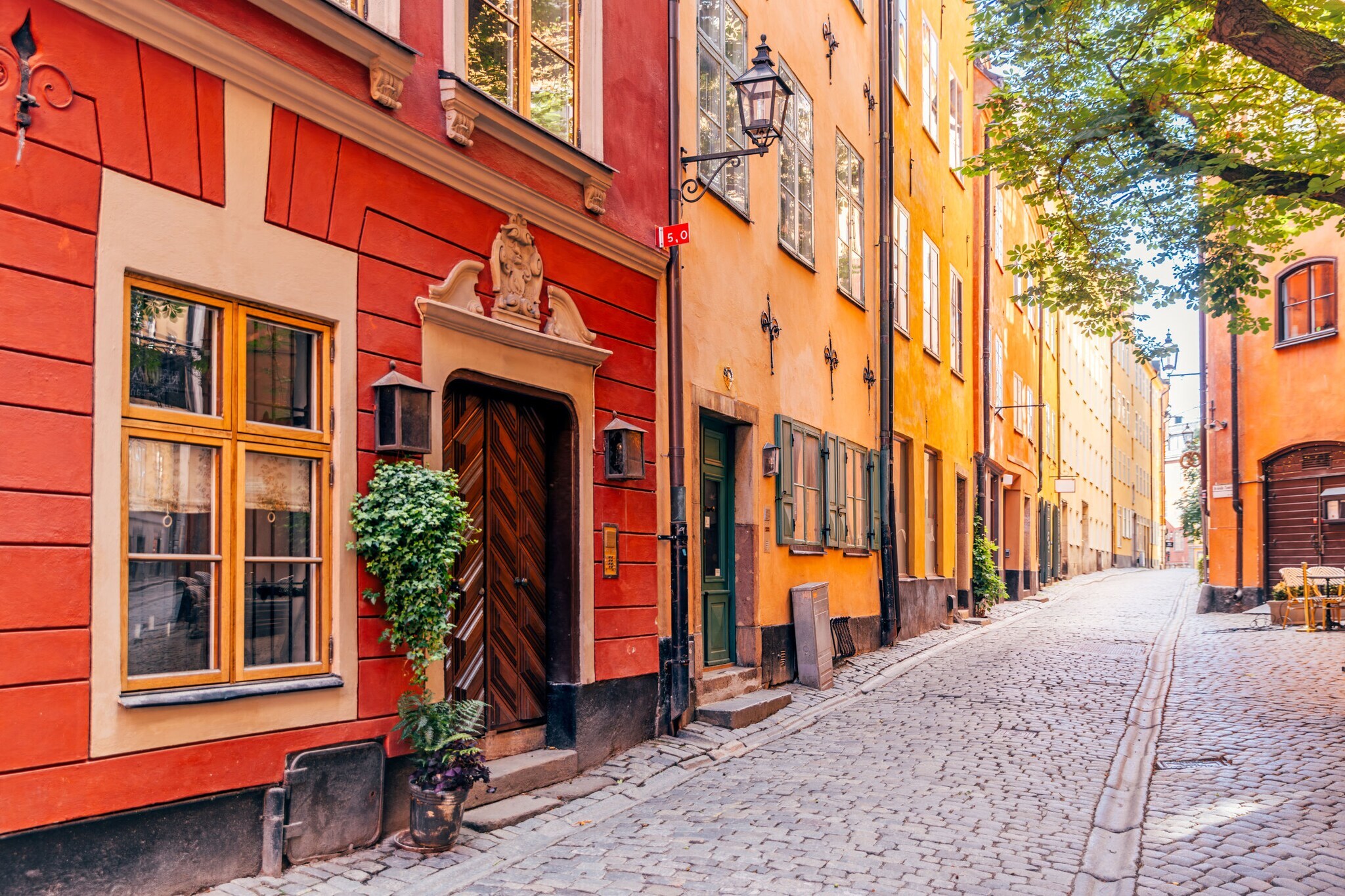 Bunte Häuser an einer Gasse mit Kopfsteinpflaster. Bunte Häuser an einer Gasse mit Kopfsteinpflaster.