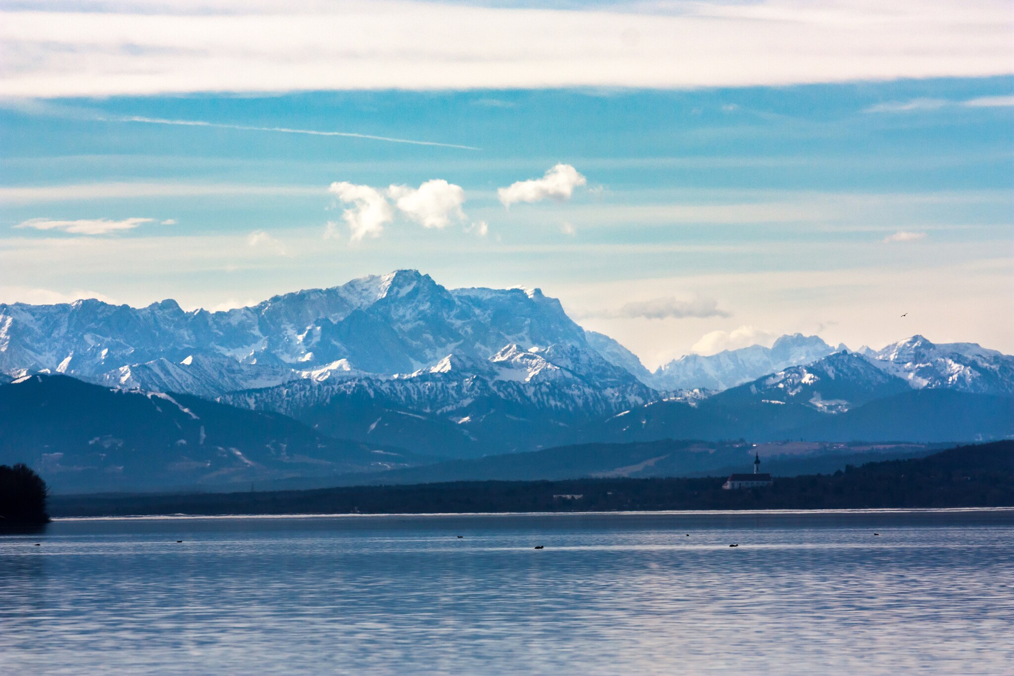 Ein See vor einer Alpenbergkette
