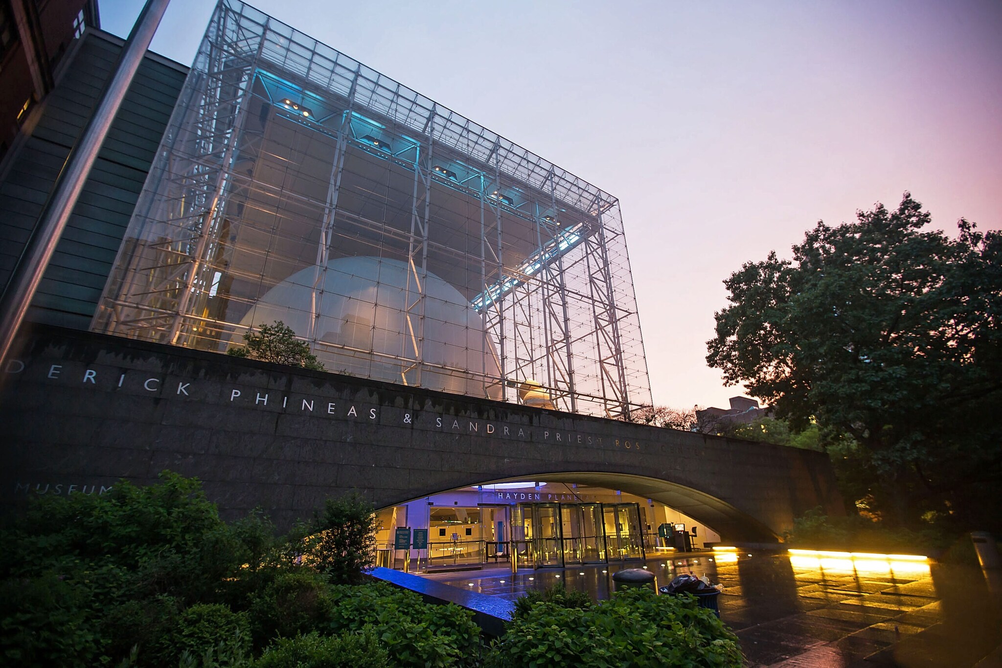 Blick von unten auf das Rose Center for Earth and Space im naturhistorischen Museum in New York