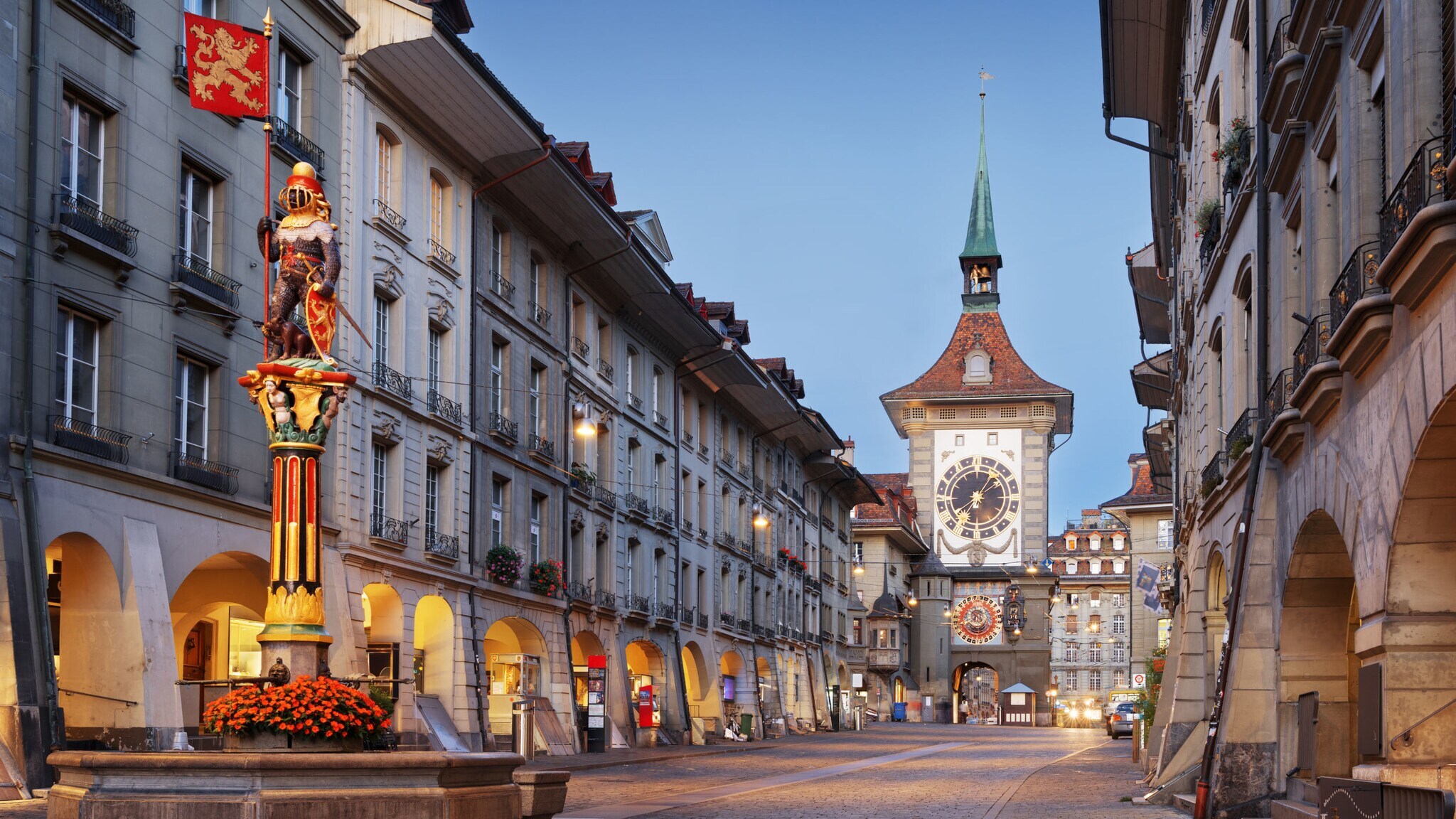 Straße in der Berner Altstadt mit dem Glockturm Zytglogge bei Dämmerung. Straße in der Berner Altstadt mit dem Glockturm Zytglogge bei Dämmerung.