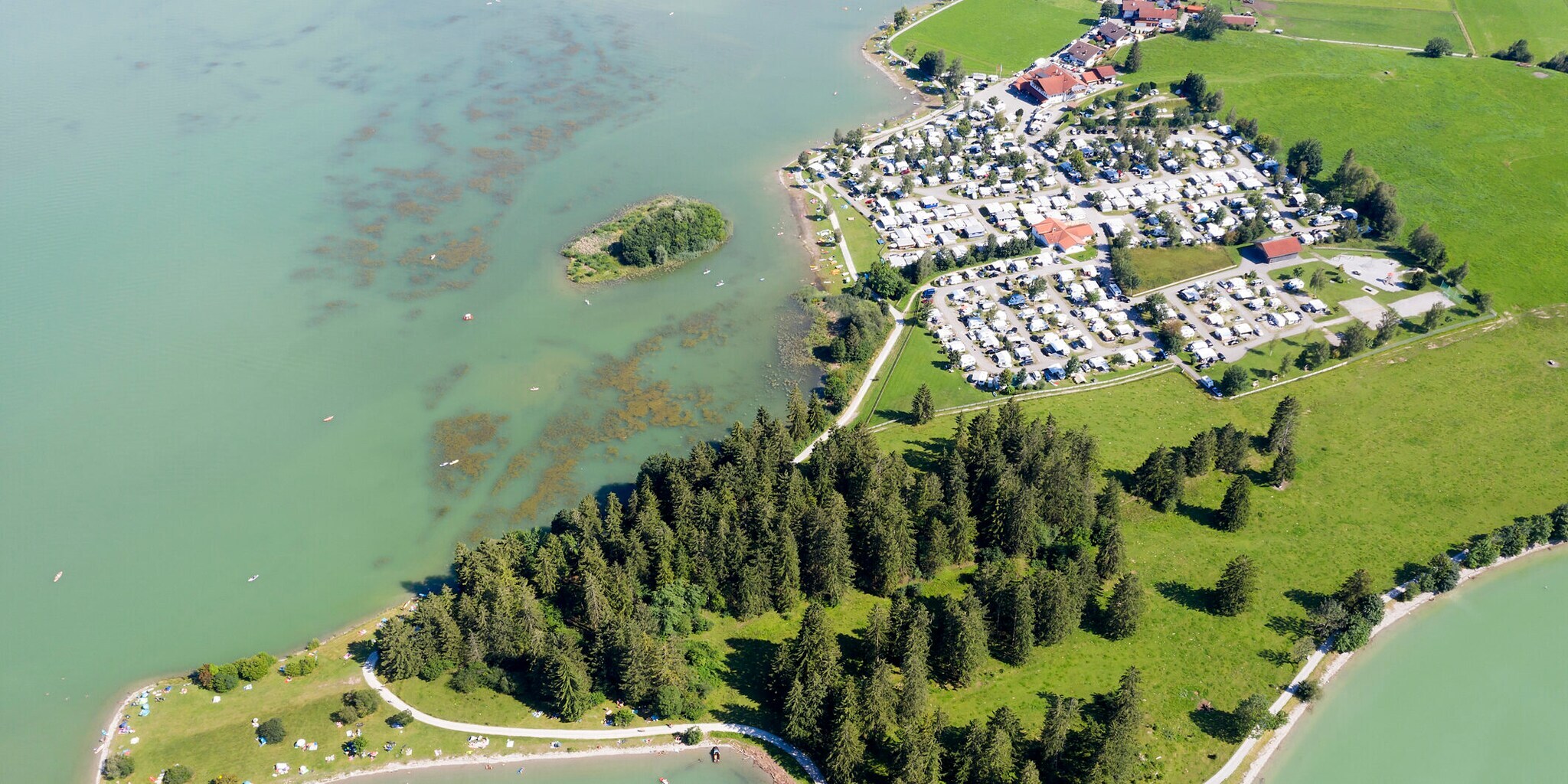 Ein Campingplatz an einem See aus der Vogelperspektive