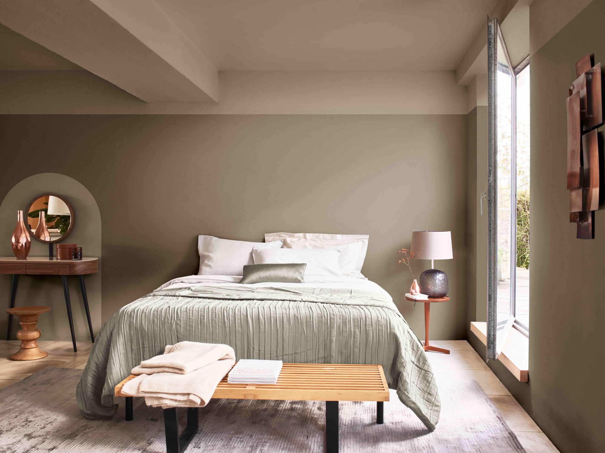 Ein Schlafzimmer mit Wänden in einem warmen, erdigen Ton