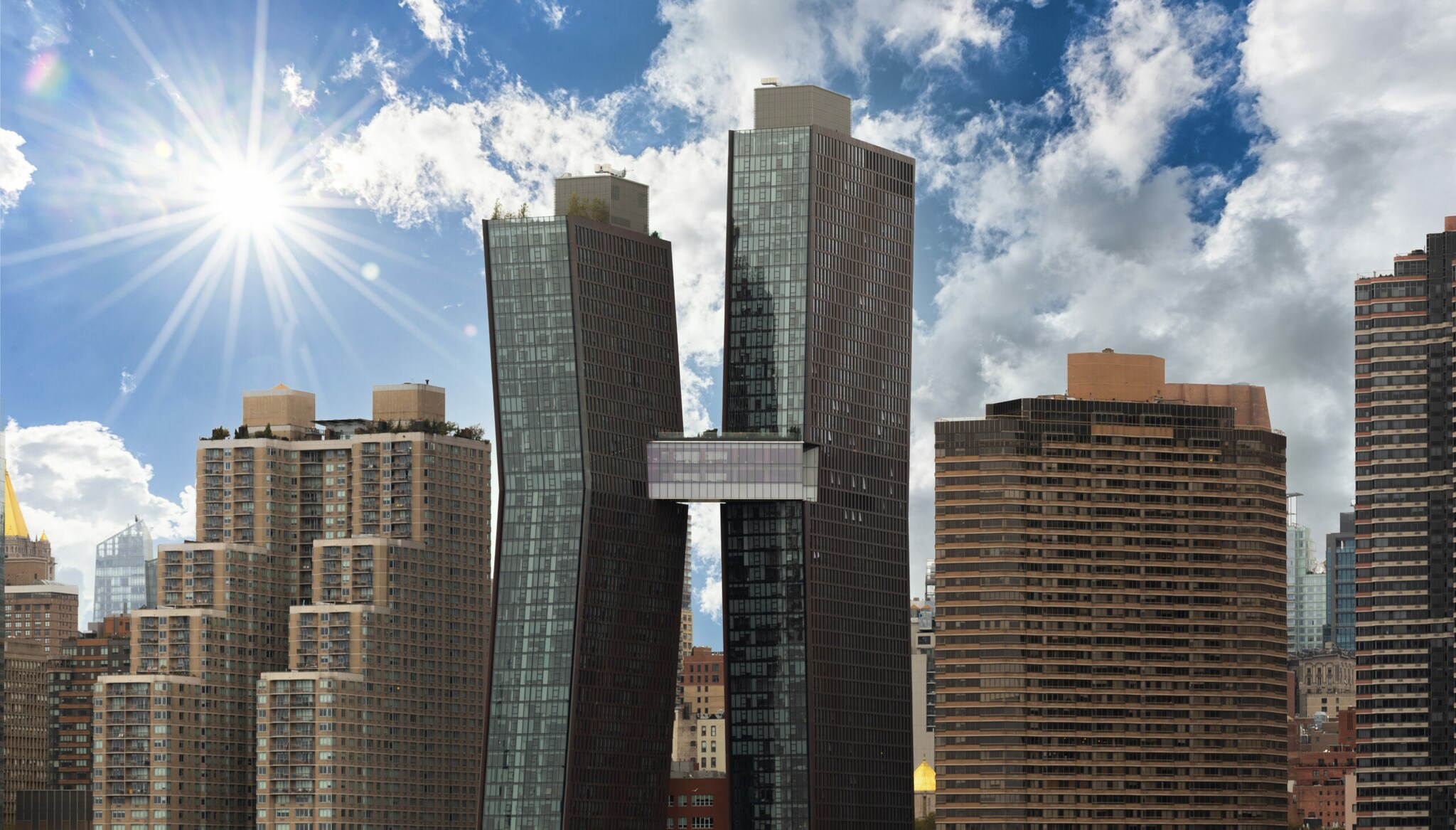 Blick auf die American Copper Buildings im Sonnenschein