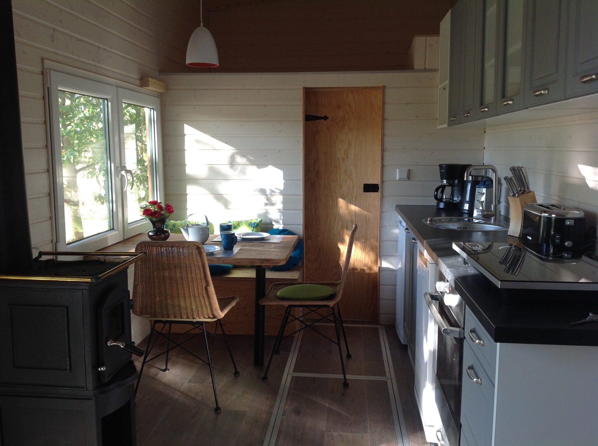 Ein gemütlicher Essbereich in einem Tiny House Ein gemütlicher Essbereich in einem Tiny House