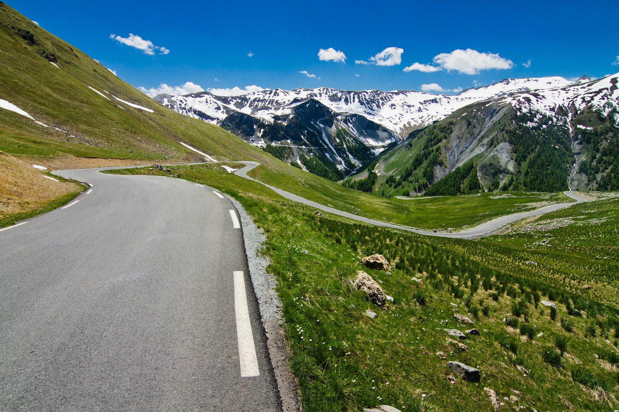 Blick auf die Fahrbahn des Col de la Bonette.