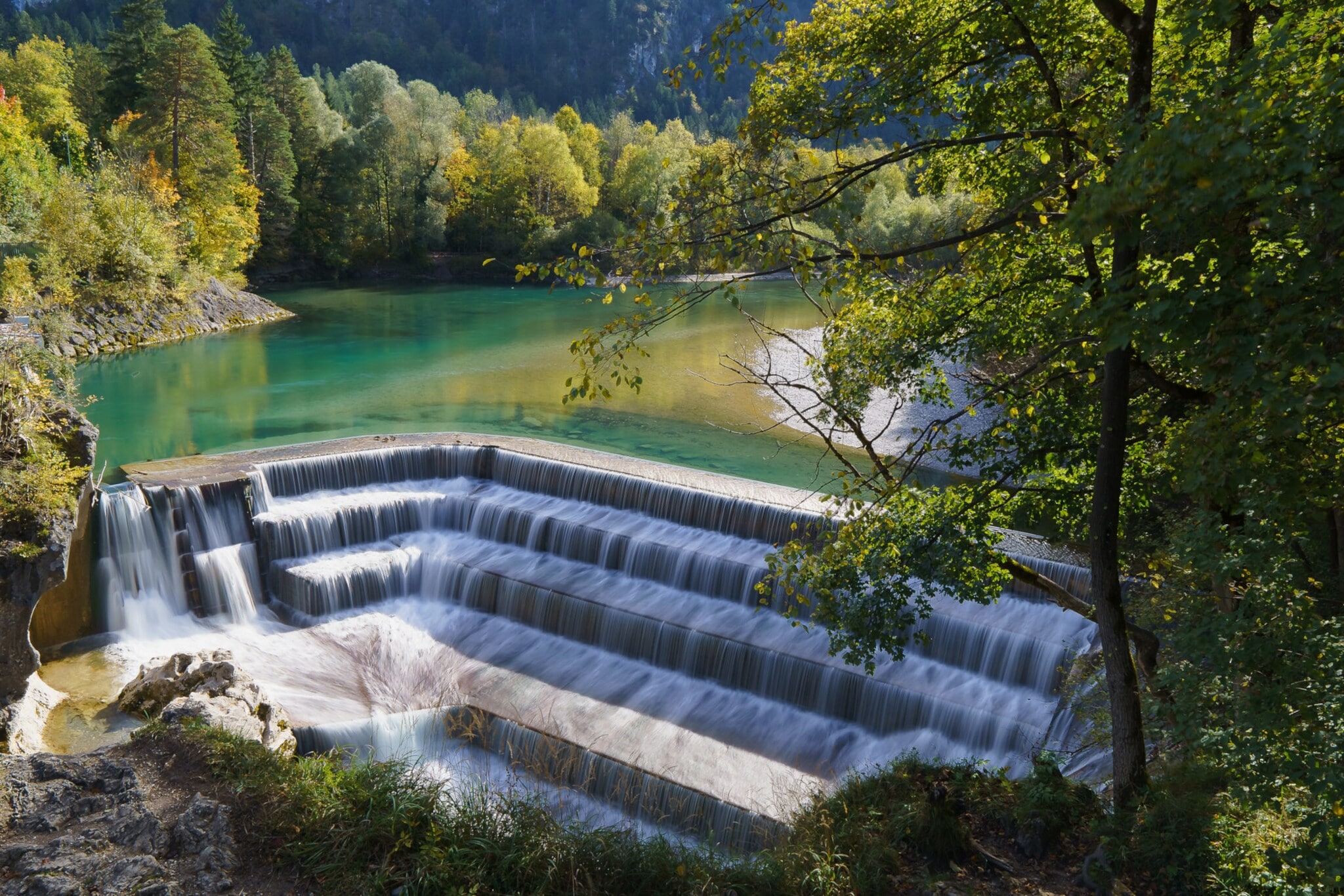 Blick von oben auf den Lechfall, der von Bäumen umrahmt ist. Blick von oben auf den Lechfall, der von Bäumen umrahmt ist.