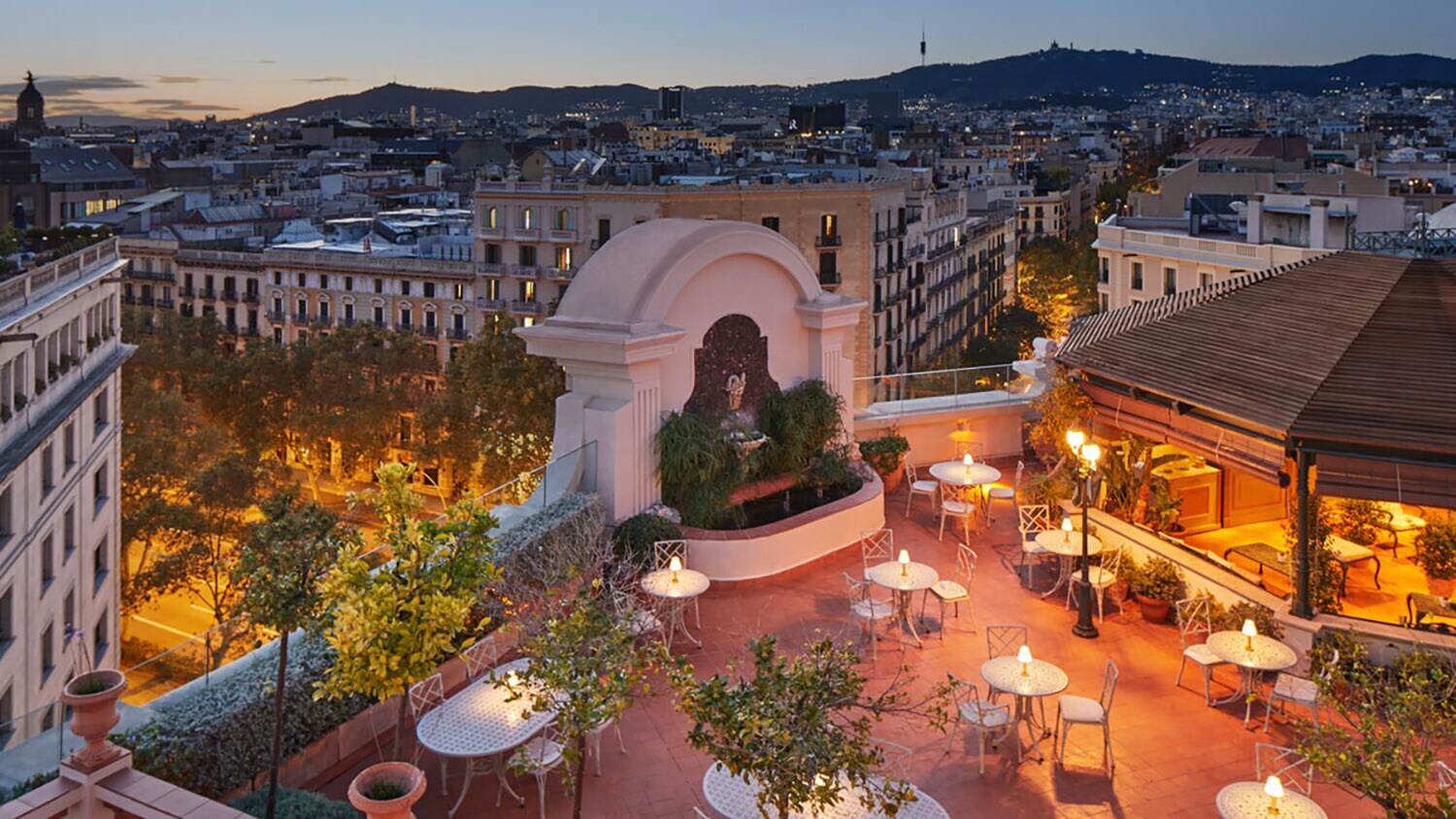 Sitzplätze auf einer eleganten Dachterrasse an einem Boulevard in Innenstadtlage am Abend. Sitzplätze auf einer eleganten Dachterrasse an einem Boulevard in Innenstadtlage am Abend.