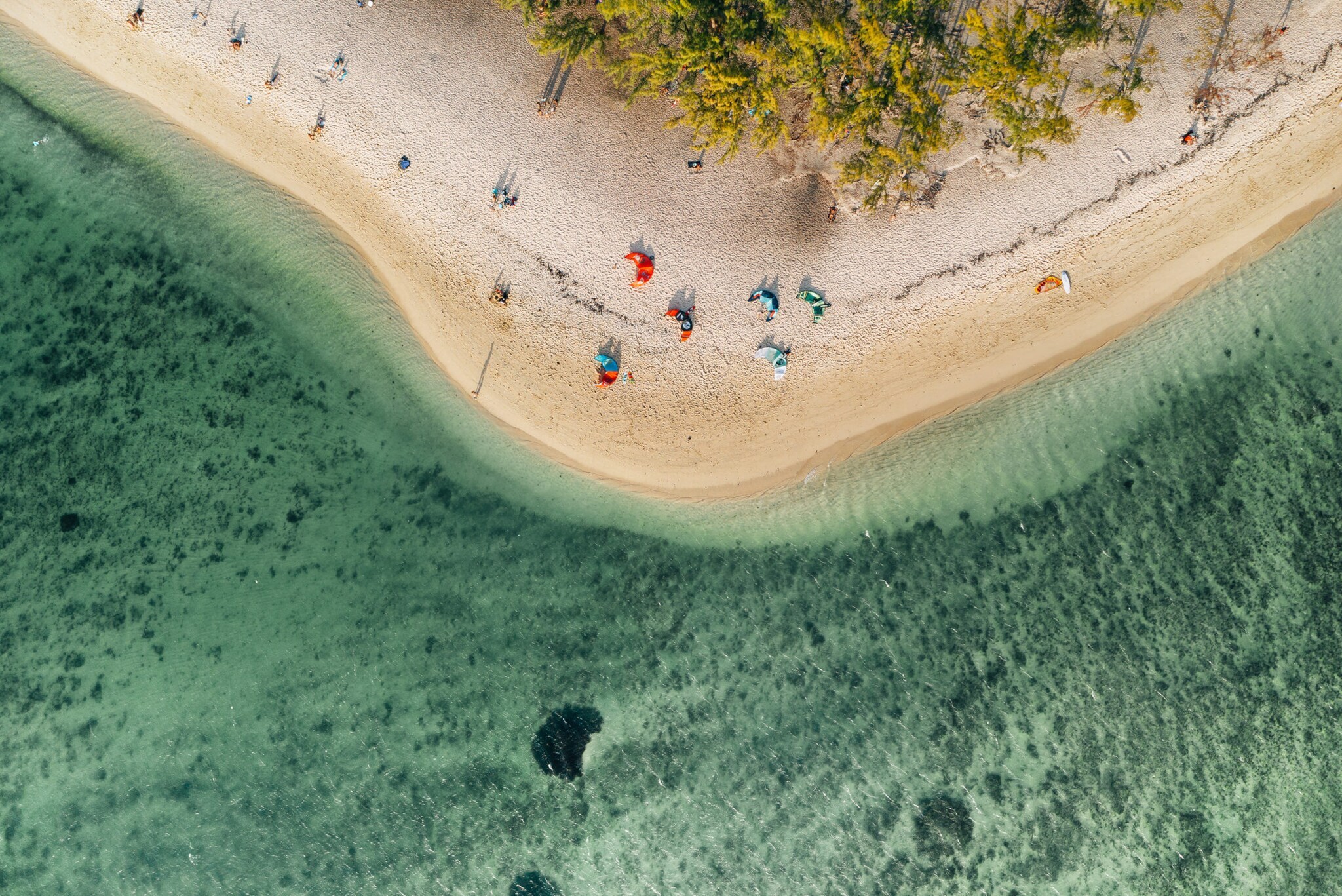 Aufsicht auf den Strand von Le Morne mit bunten Kitesurf-Drachen