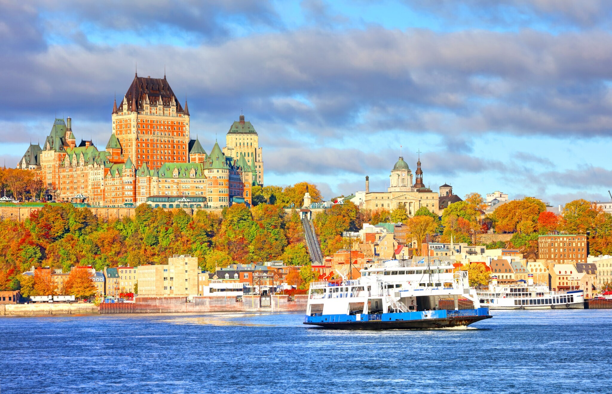 Ein Herbsttag in Québec City mit dem imposanten Château Frontenac im Hintergrund des blauen Wassers des Sankt-Lorenz-Stroms. Ein Herbsttag in Québec City mit dem imposanten Château Frontenac im Hintergrund des blauen Wassers des Sankt-Lorenz-Stroms.